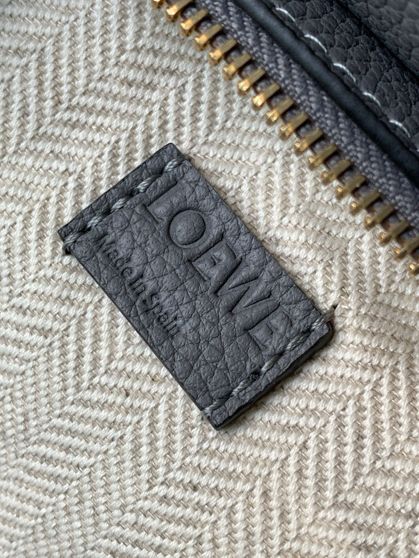 Loewe 限时特价几何包迷你18CM Puzzle手袋是创意总监乔纳森．安德森为