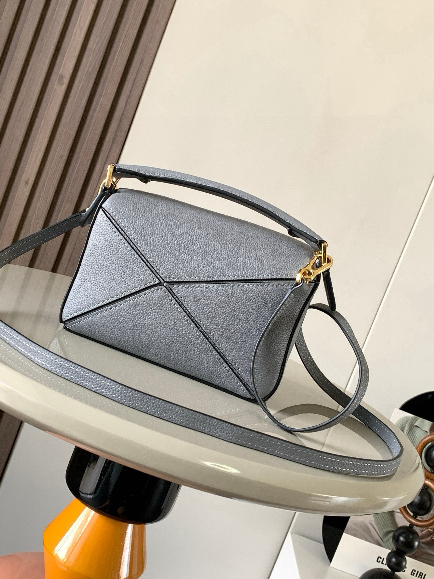 Loewe 限时特价几何包迷你18CM Puzzle手袋是创意总监乔纳森．安德森为