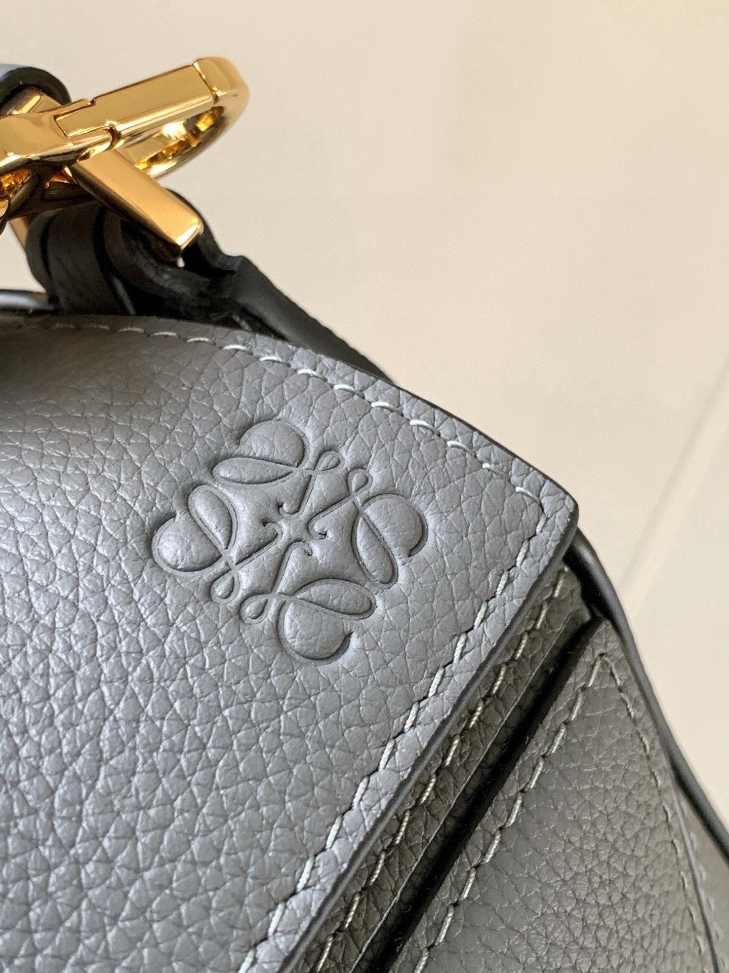 Loewe 限时特价几何包迷你18CM Puzzle手袋是创意总监乔纳森．安德森为