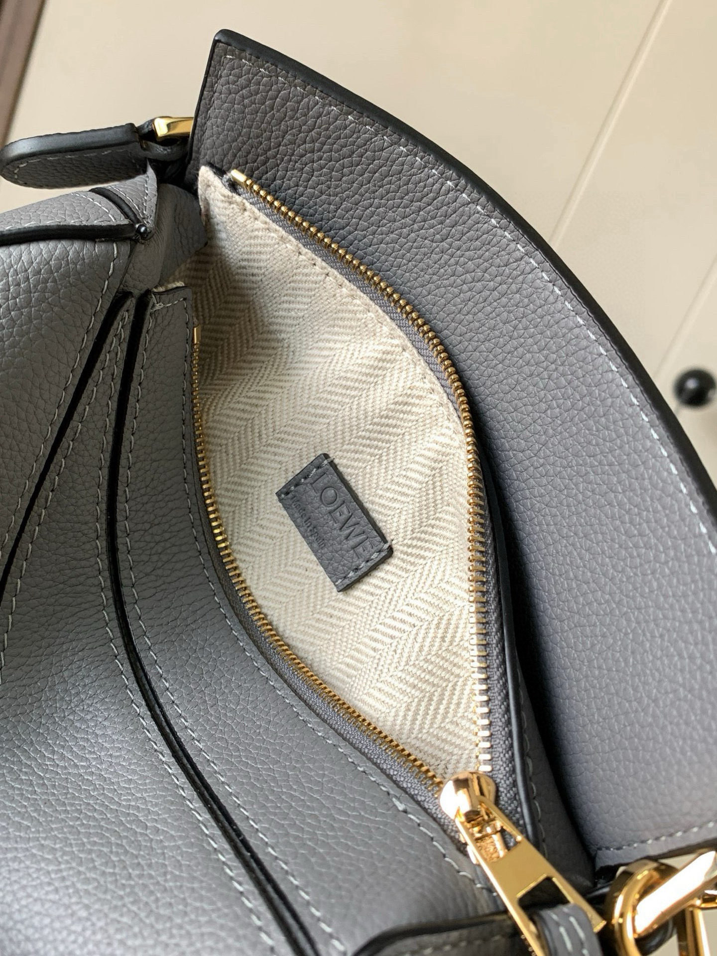 Loewe 限时特价几何包迷你18CM Puzzle手袋是创意总监乔纳森．安德森为