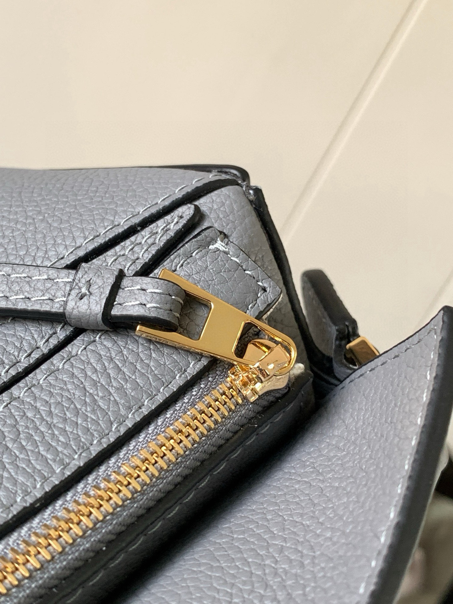 Loewe 限时特价几何包迷你18CM Puzzle手袋是创意总监乔纳森．安德森为