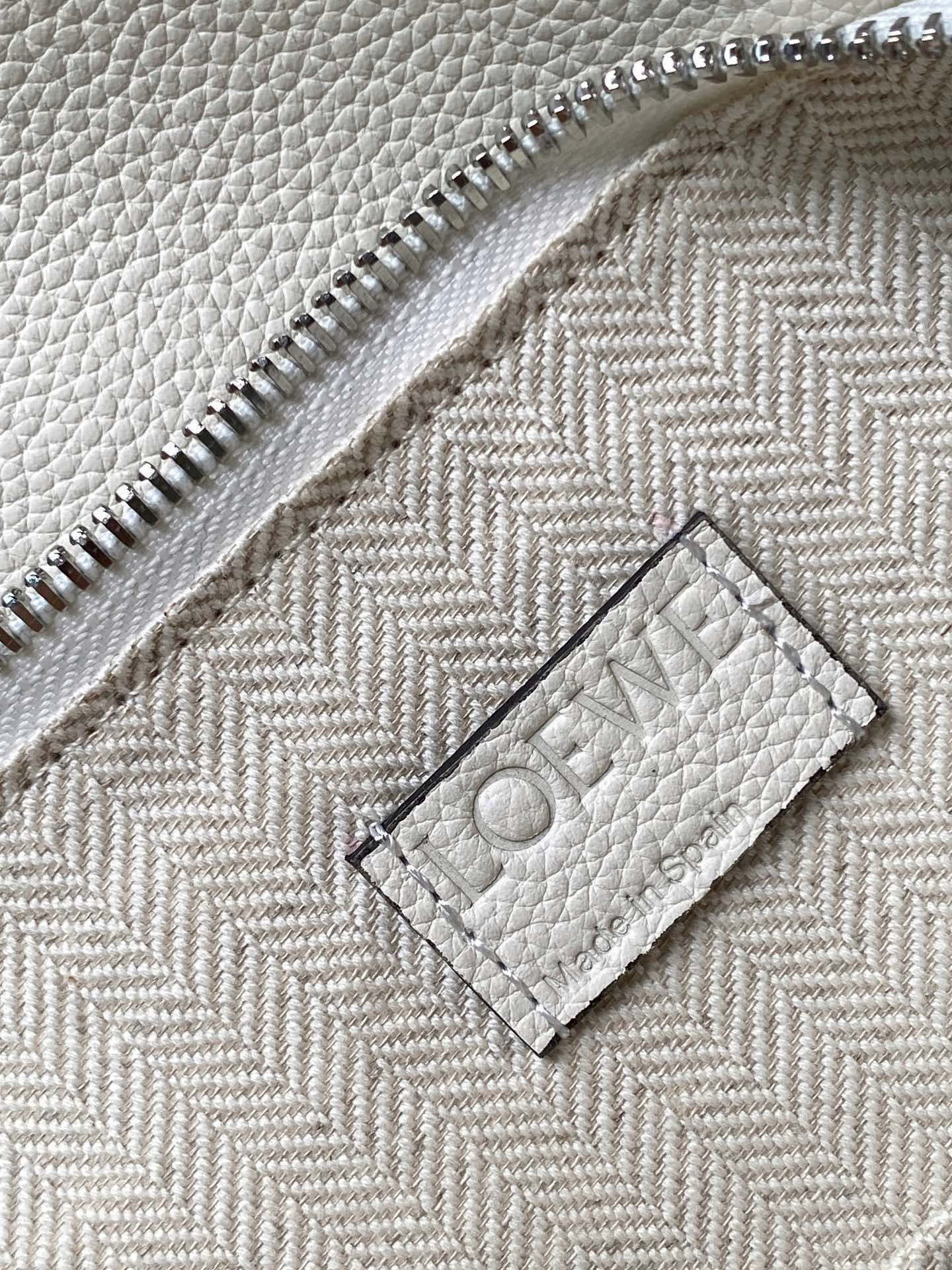Loewe 限时特价几何包24CMPuzzle手袋