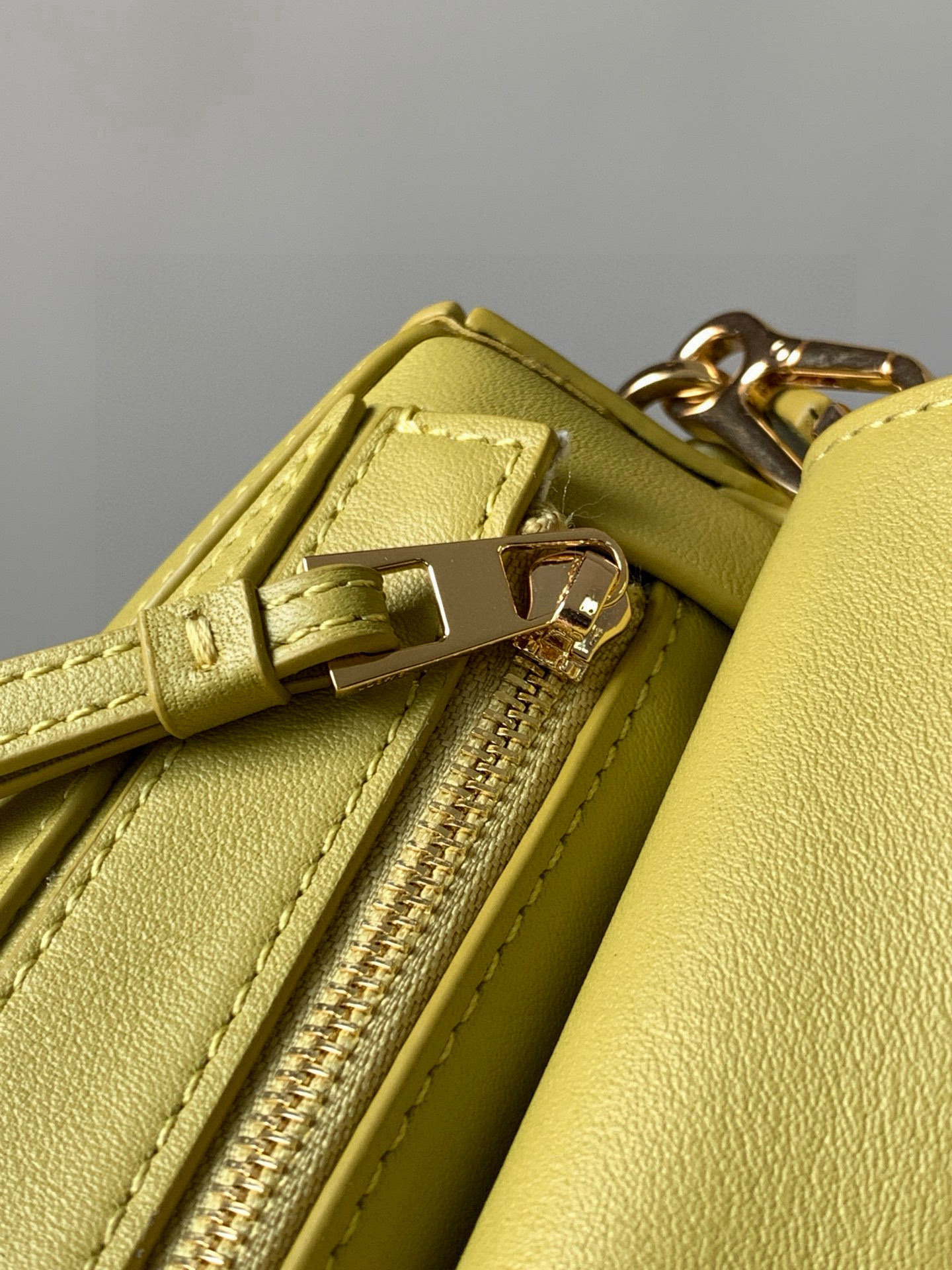 Loewe 限时特价几何包迷你18CM Puzzle手袋是创意总监乔纳森．安德森为