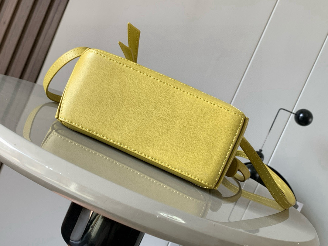Loewe 限时特价几何包迷你18CM Puzzle手袋是创意总监乔纳森．安德森为