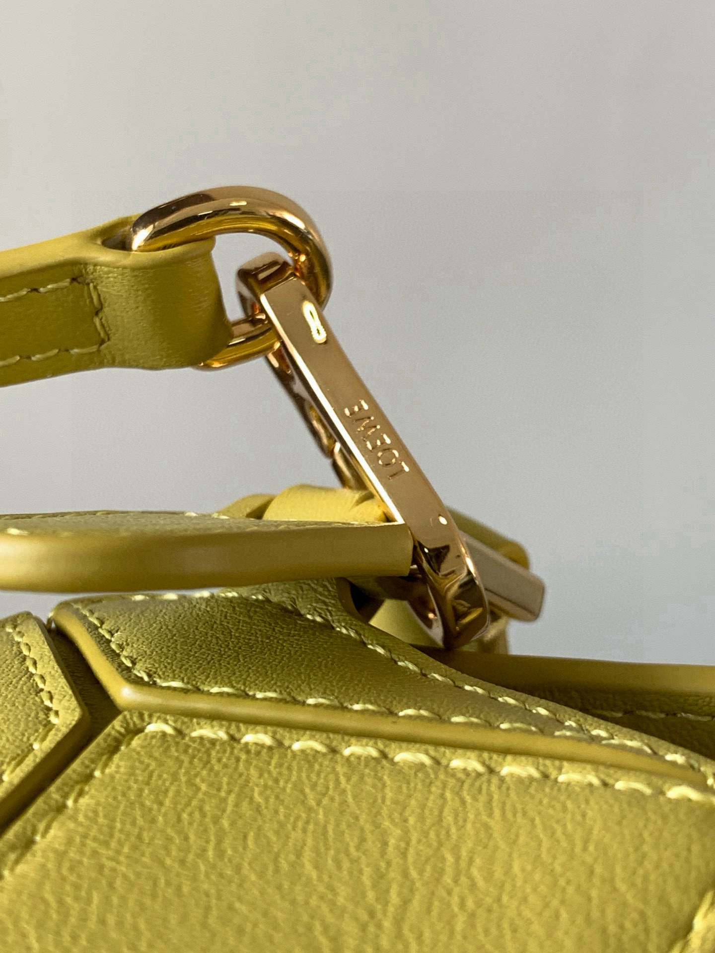 Loewe 限时特价几何包迷你18CM Puzzle手袋是创意总监乔纳森．安德森为