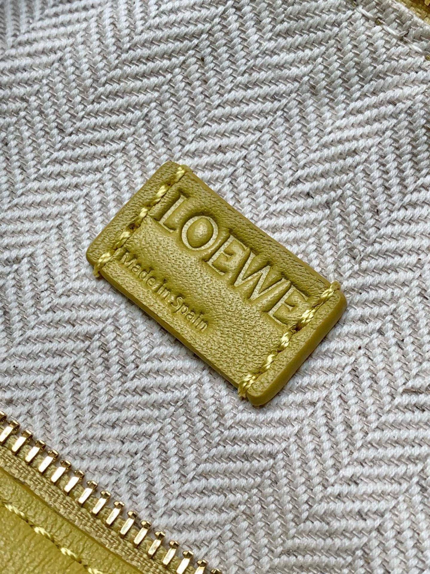 Loewe 限时特价几何包迷你18CM Puzzle手袋是创意总监乔纳森．安德森为