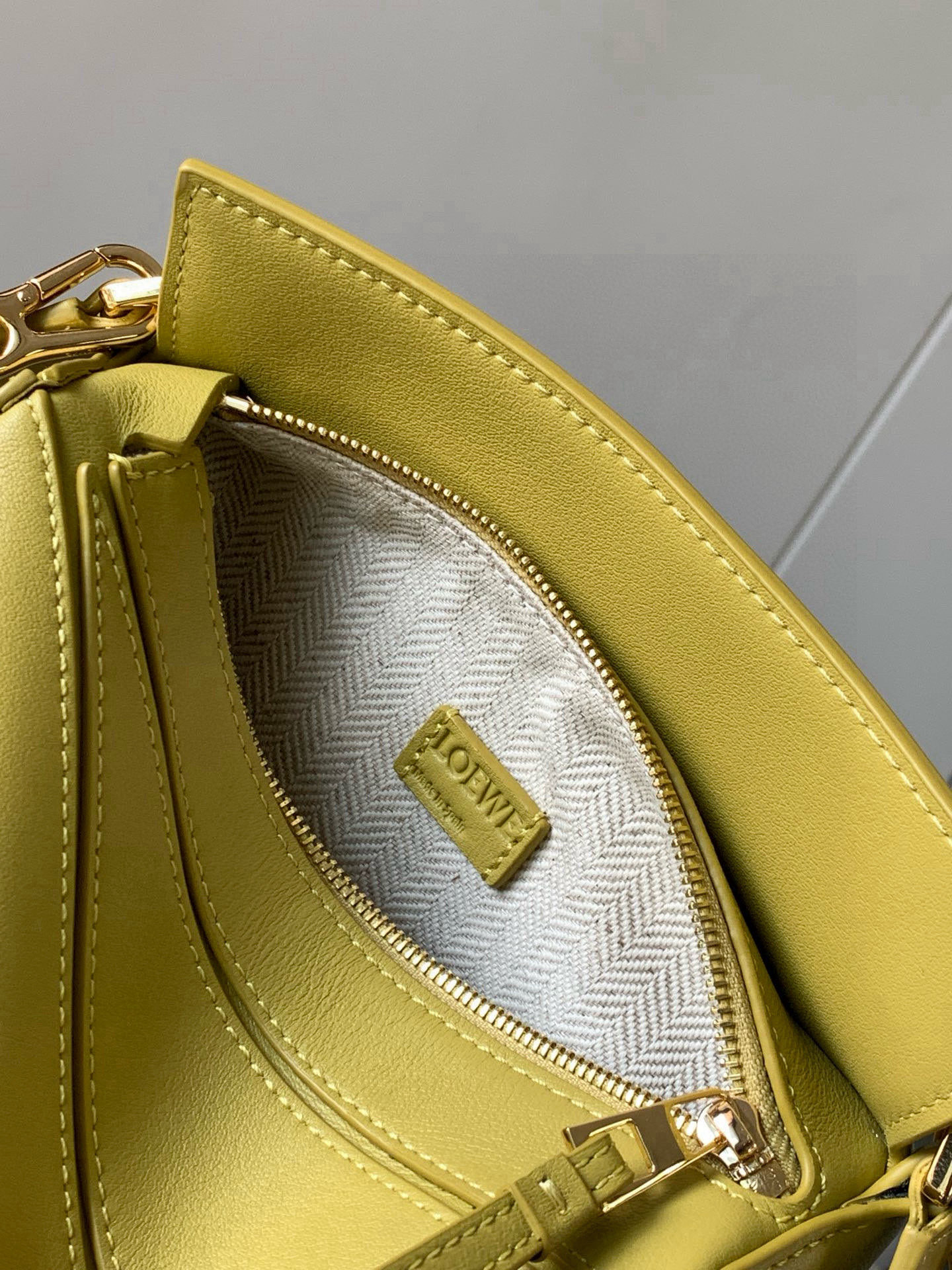Loewe 限时特价几何包迷你18CM Puzzle手袋是创意总监乔纳森．安德森为