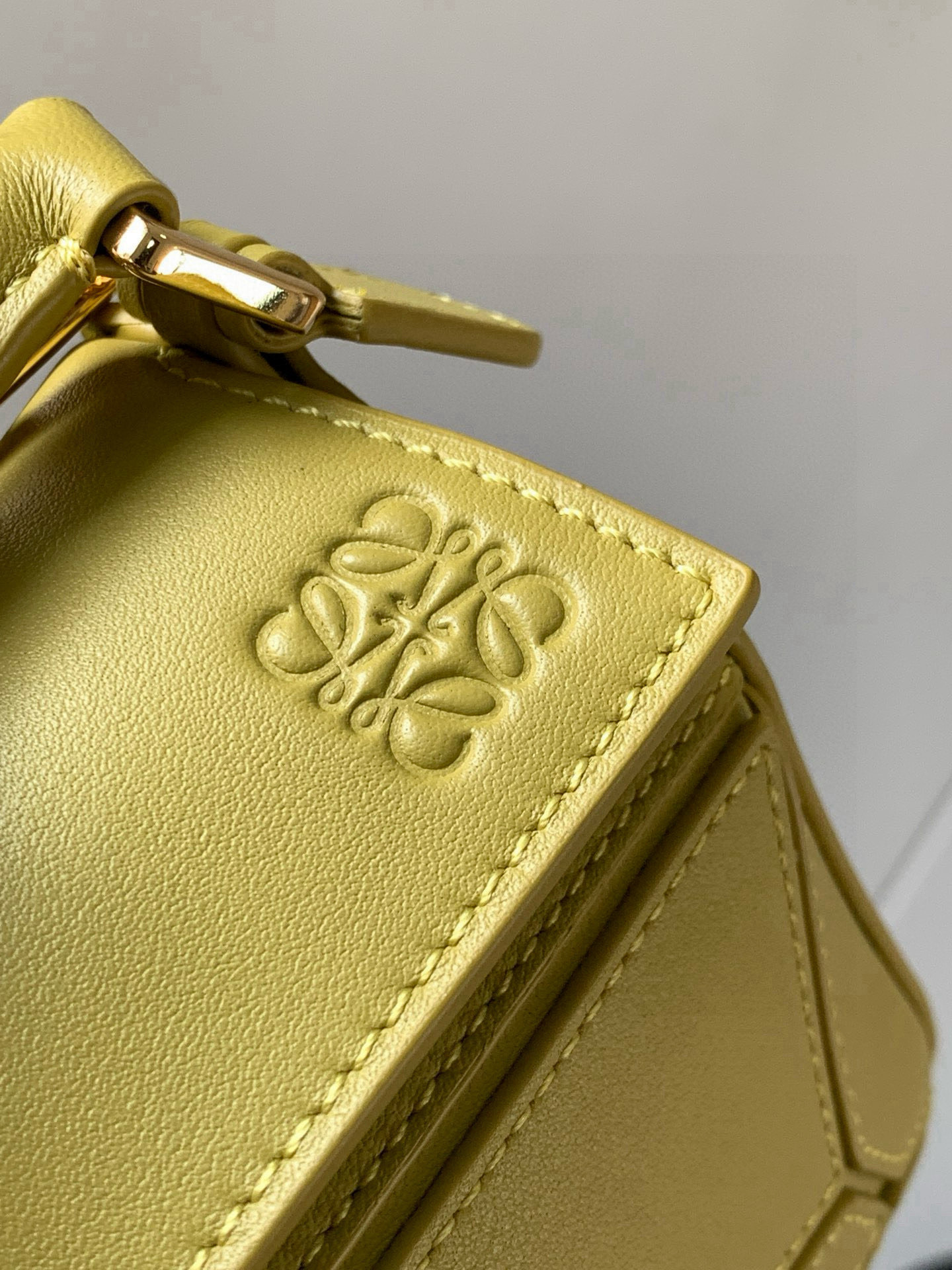 Loewe 限时特价几何包迷你18CM Puzzle手袋是创意总监乔纳森．安德森为