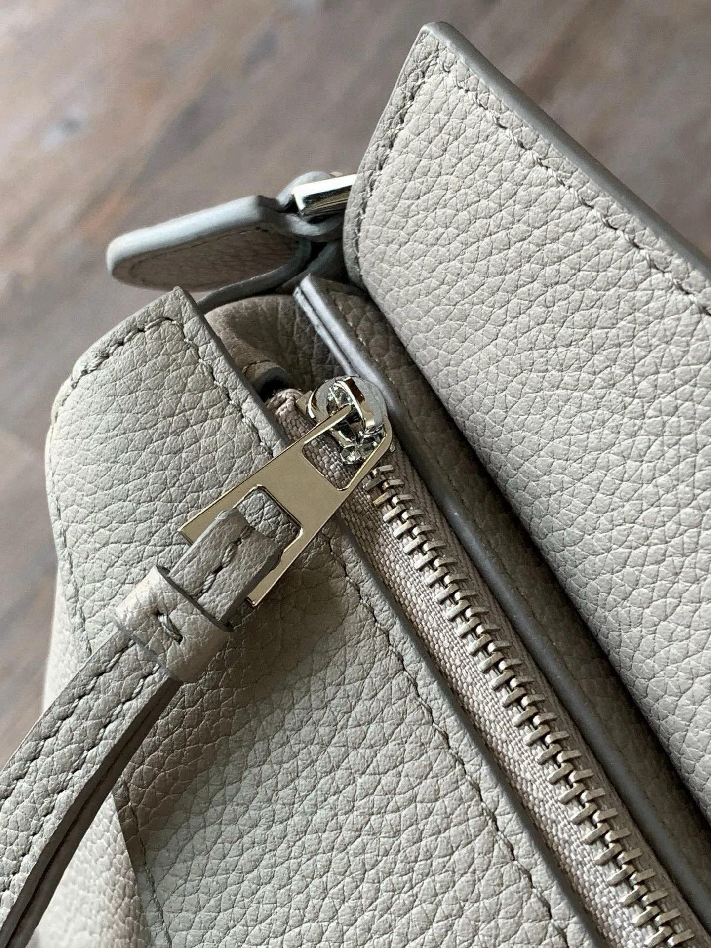 Loewe 新版本几何包迷你18CM Puzzle手袋是创意总监乔纳森．安德森为