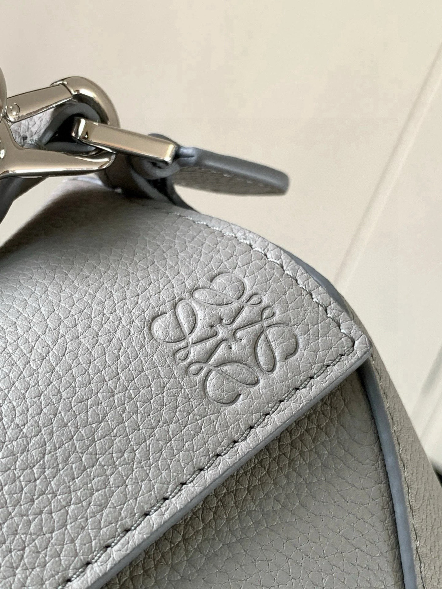 Loewe 新版本几何包迷你18CM Puzzle手袋是创意总监乔纳森．安德森为