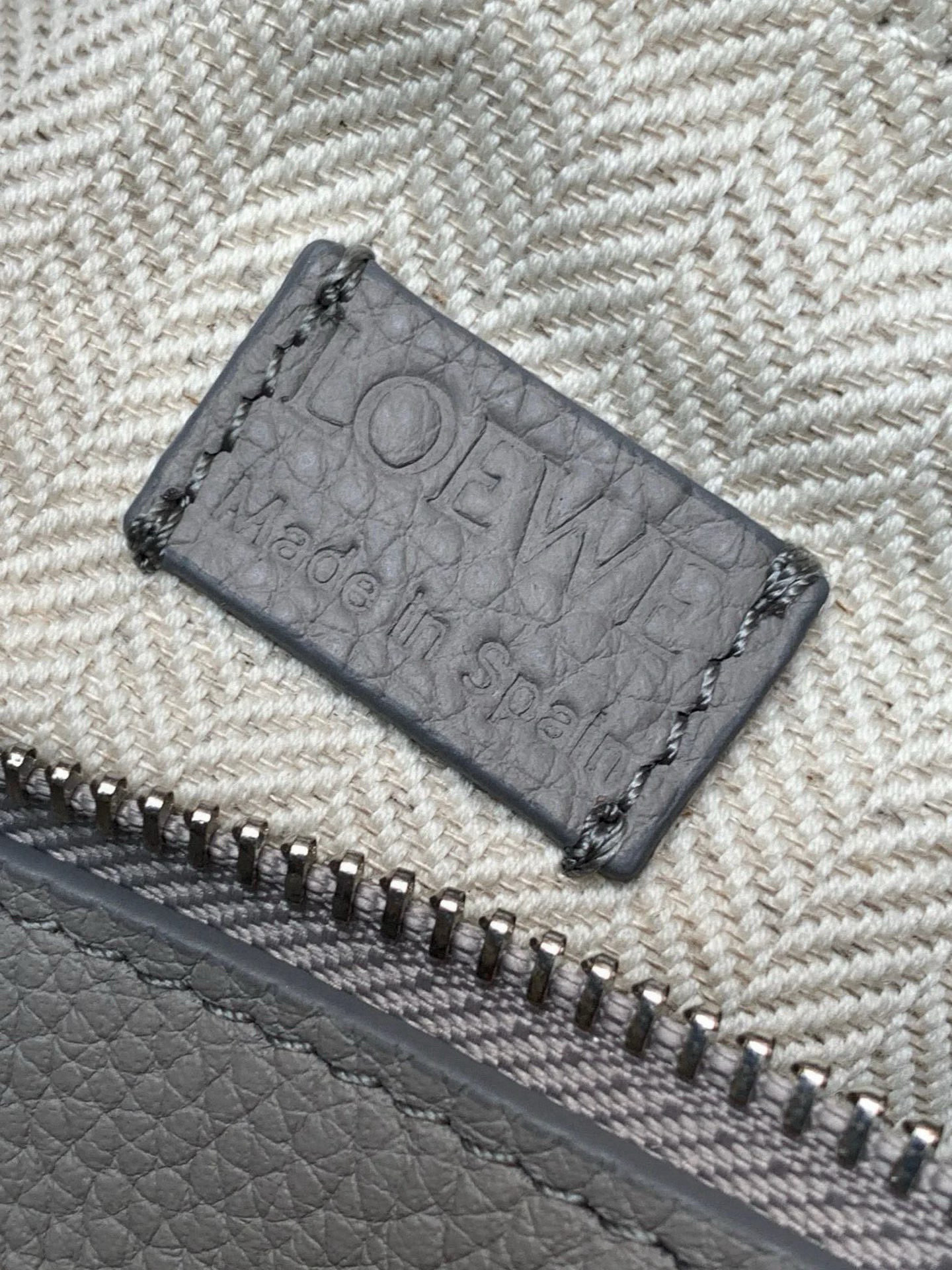 Loewe 新版本几何包迷你18CM Puzzle手袋是创意总监乔纳森．安德森为