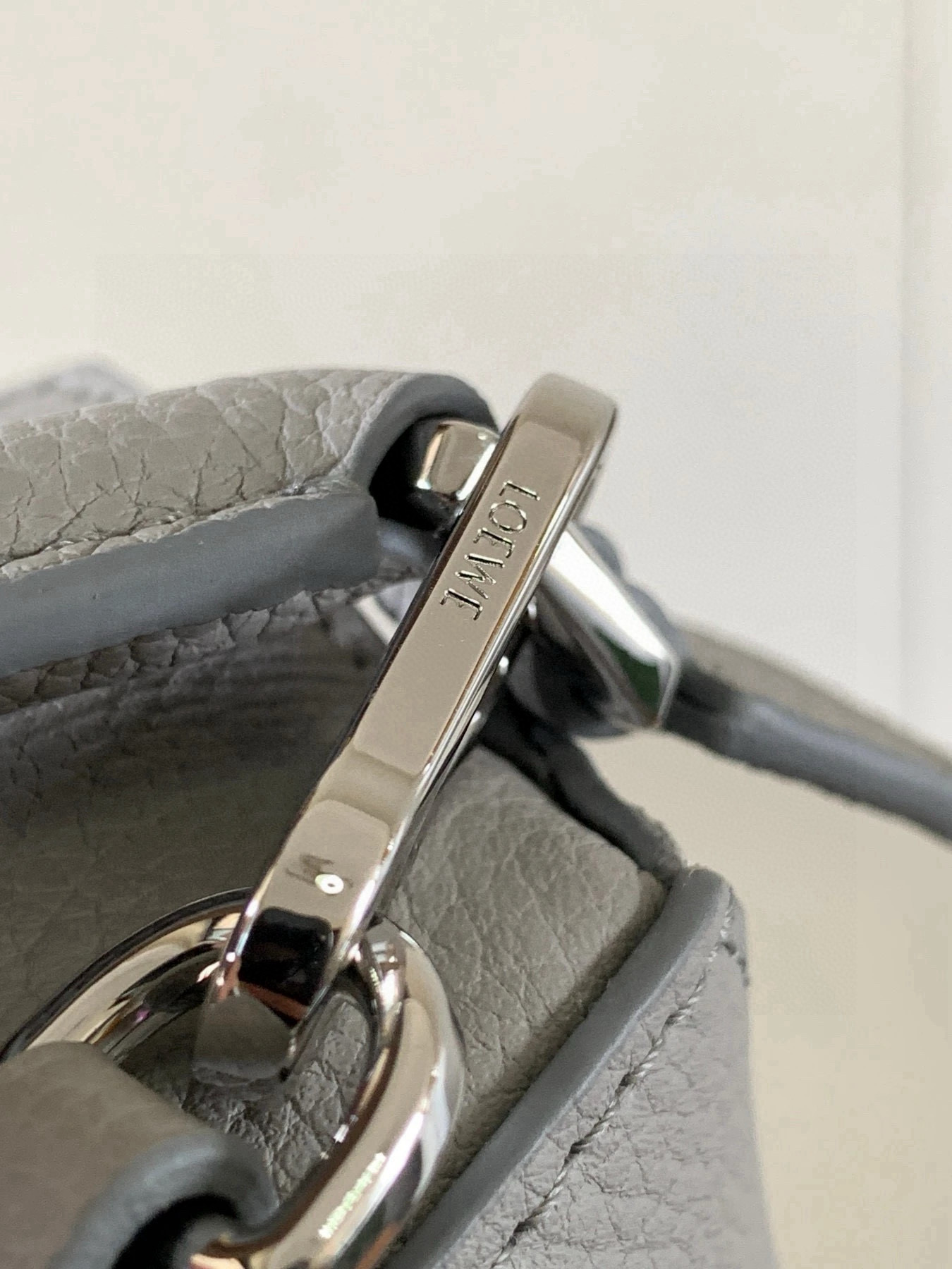 Loewe 新版本几何包迷你18CM Puzzle手袋是创意总监乔纳森．安德森为