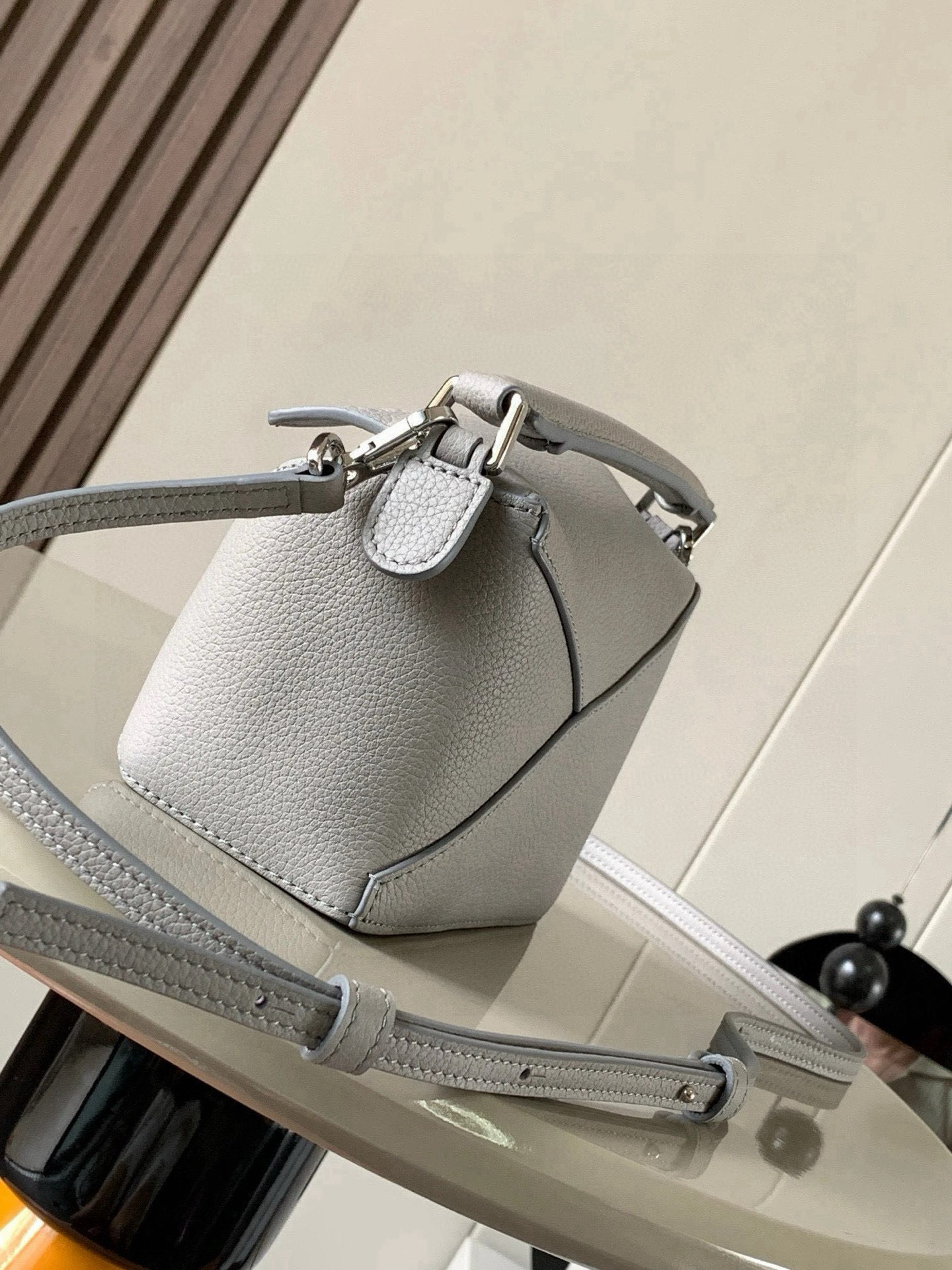 Loewe 新版本几何包迷你18CM Puzzle手袋是创意总监乔纳森．安德森为