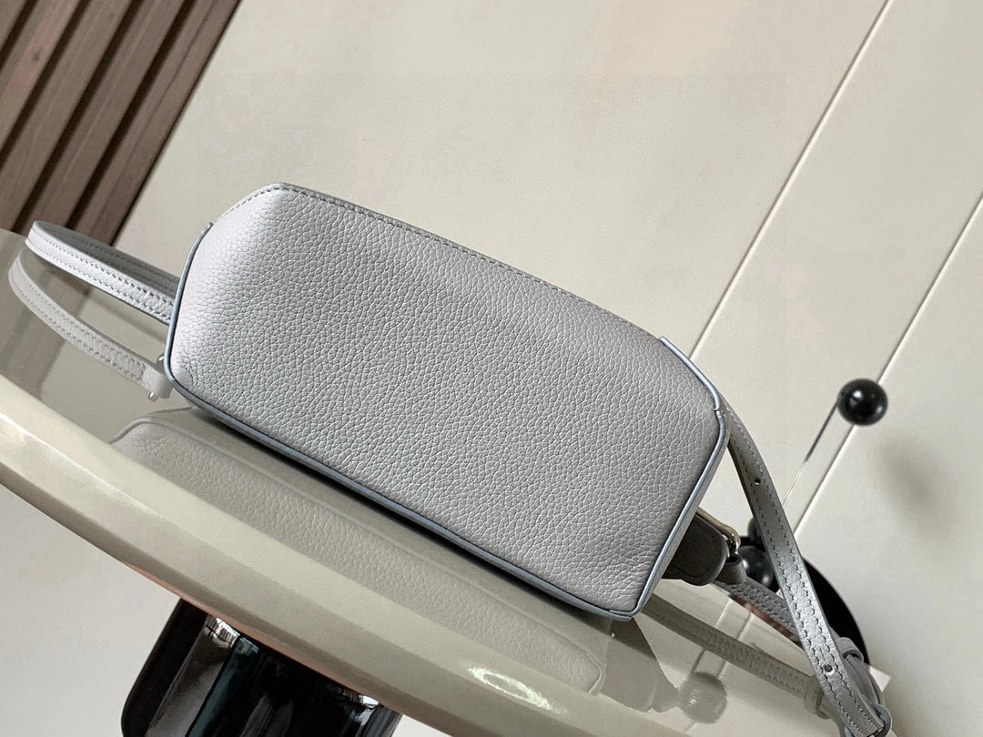 Loewe 新版本几何包迷你18CM Puzzle手袋是创意总监乔纳森．安德森为
