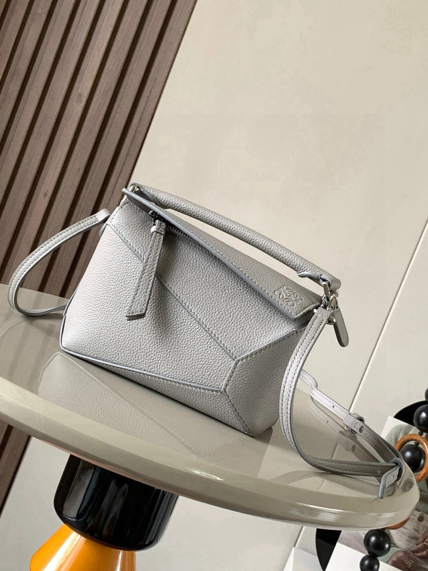 Loewe 新版本几何包迷你18CM Puzzle手袋是创意总监乔纳森．安德森为