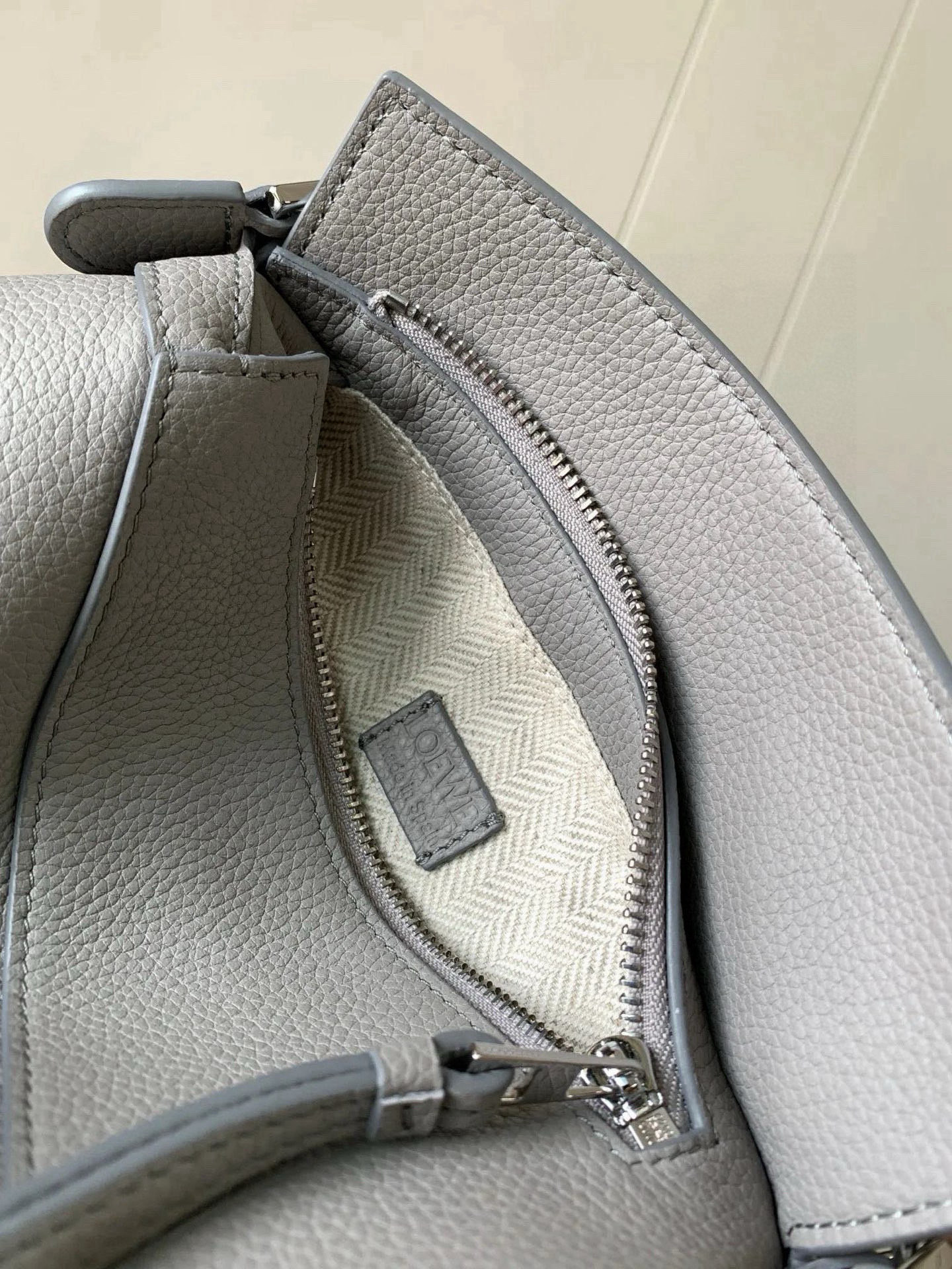 Loewe 新版本几何包迷你18CM Puzzle手袋是创意总监乔纳森．安德森为