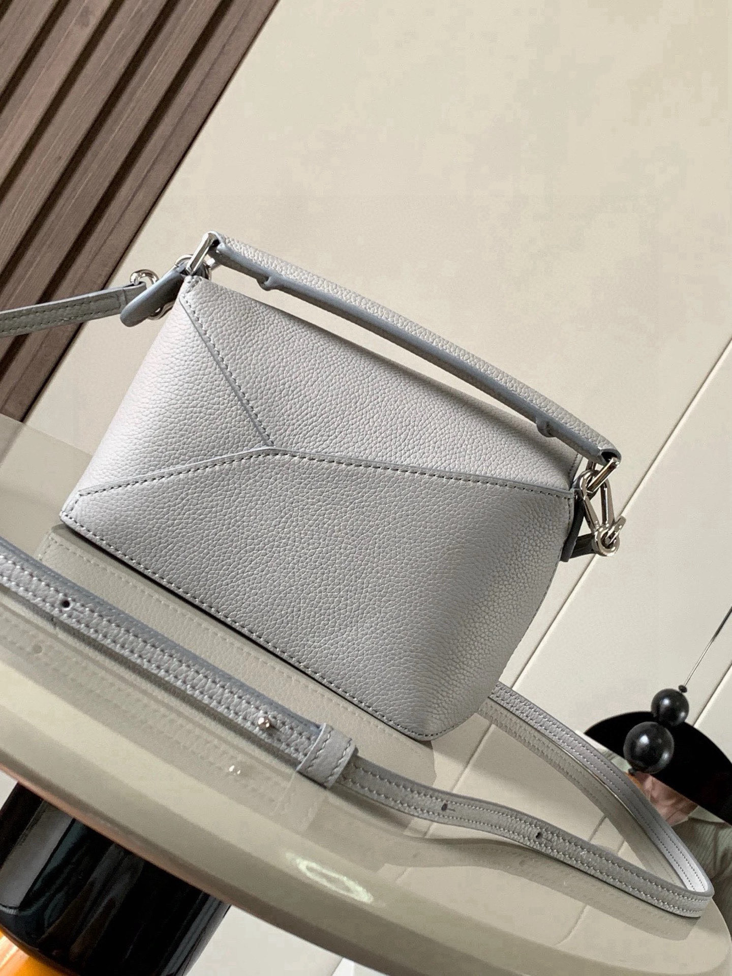 Loewe 新版本几何包迷你18CM Puzzle手袋是创意总监乔纳森．安德森为