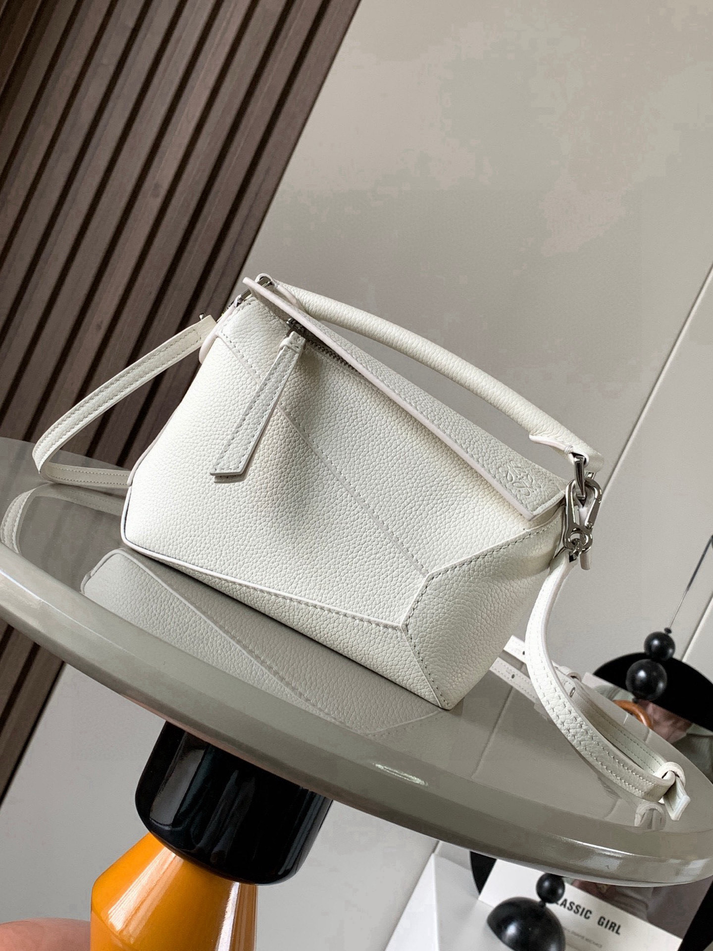 Loewe 新版本几何包迷你18CM Puzzle手袋是创意总监乔纳森．安德森为