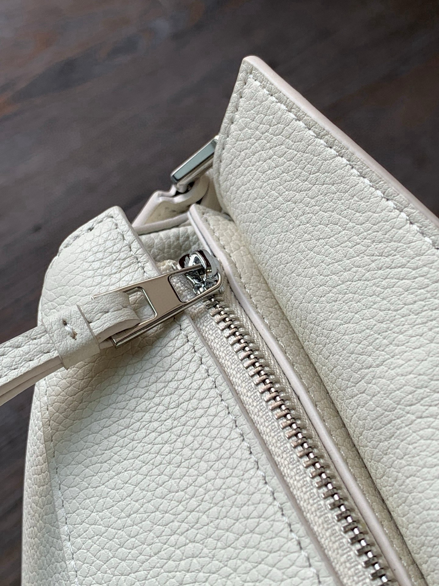 Loewe 新版本几何包迷你18CM Puzzle手袋是创意总监乔纳森．安德森为