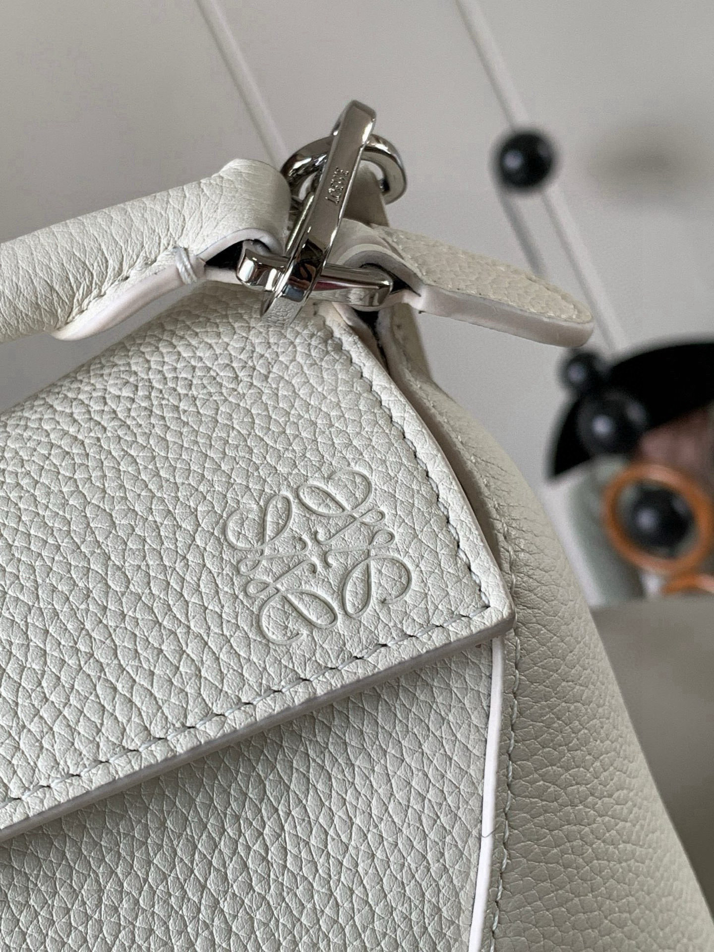 Loewe 新版本几何包迷你18CM Puzzle手袋是创意总监乔纳森．安德森为