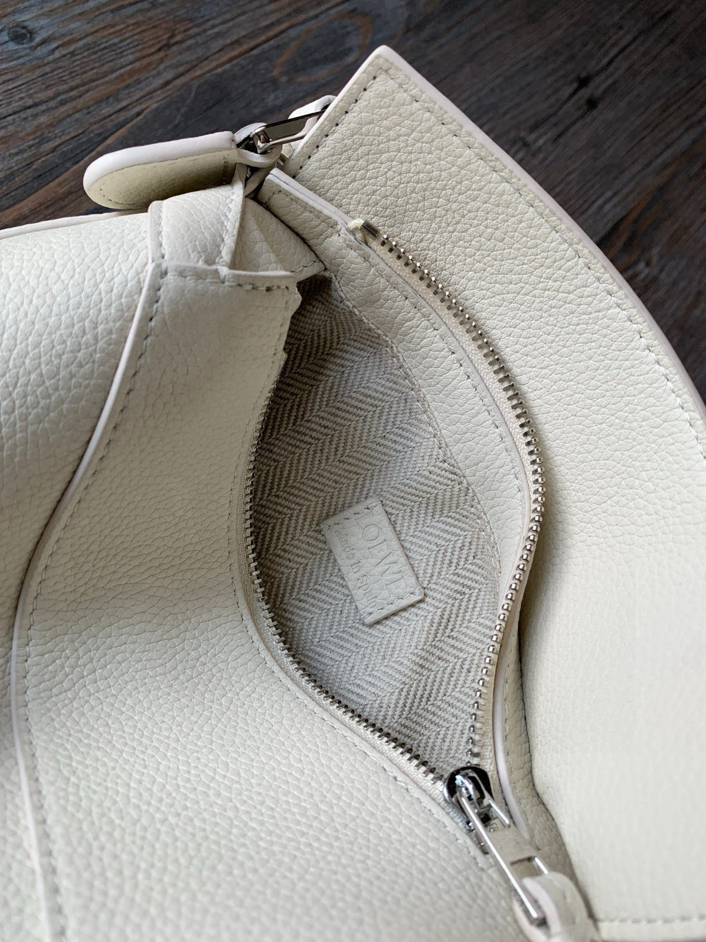 Loewe 新版本几何包迷你18CM Puzzle手袋是创意总监乔纳森．安德森为