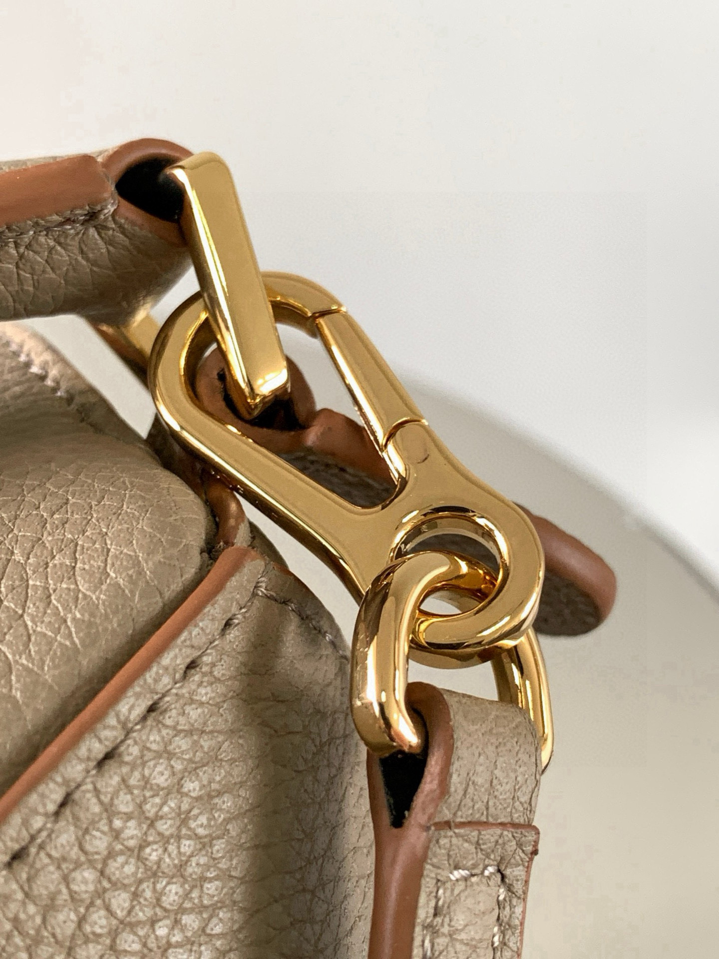 Loewe 新版本几何包迷你18CM Puzzle手袋是创意总监乔纳森．安德森为