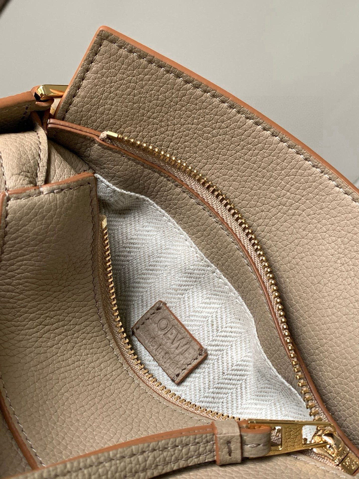 Loewe 新版本几何包迷你18CM Puzzle手袋是创意总监乔纳森．安德森为