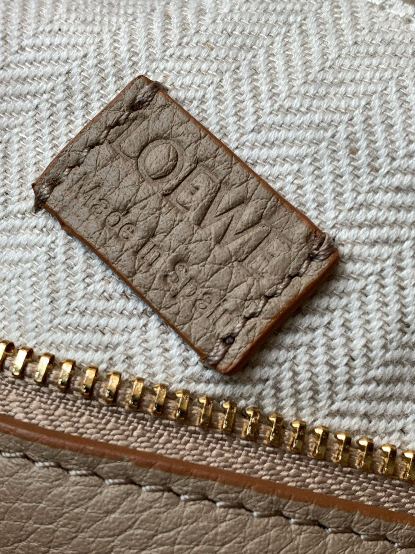 Loewe 新版本几何包迷你18CM Puzzle手袋是创意总监乔纳森．安德森为