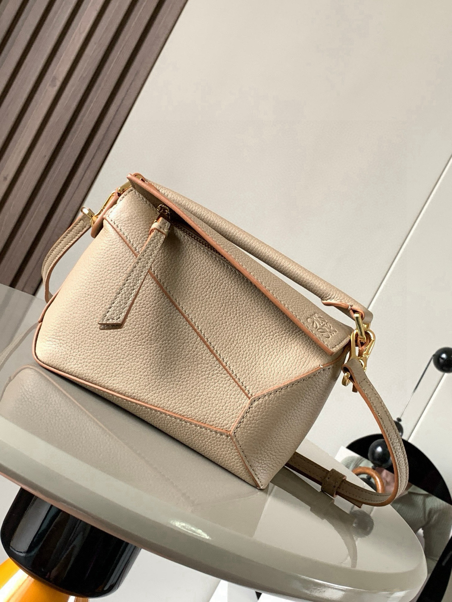 Loewe 新版本几何包迷你18CM Puzzle手袋是创意总监乔纳森．安德森为
