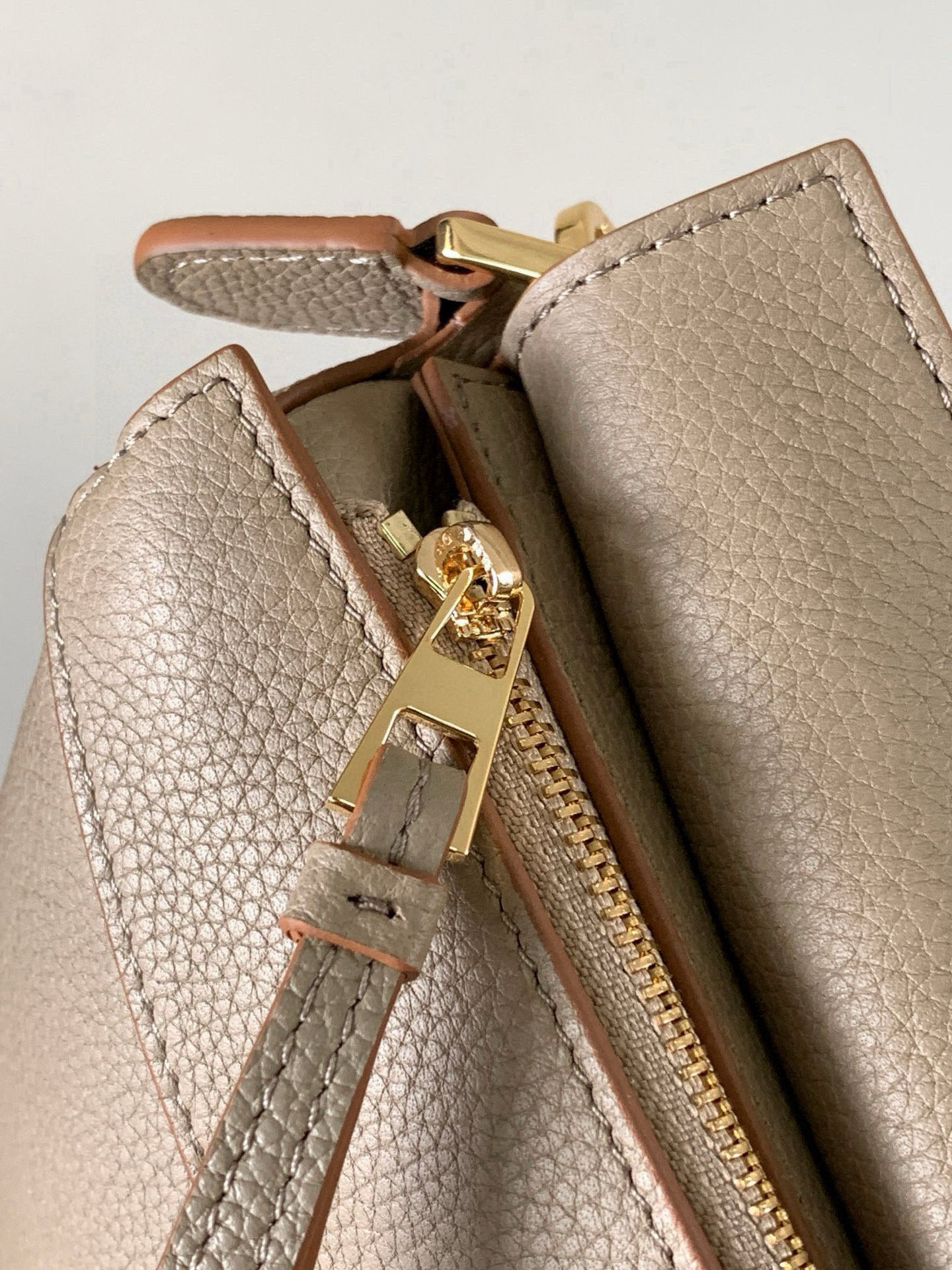 Loewe 新版本几何包迷你18CM Puzzle手袋是创意总监乔纳森．安德森为