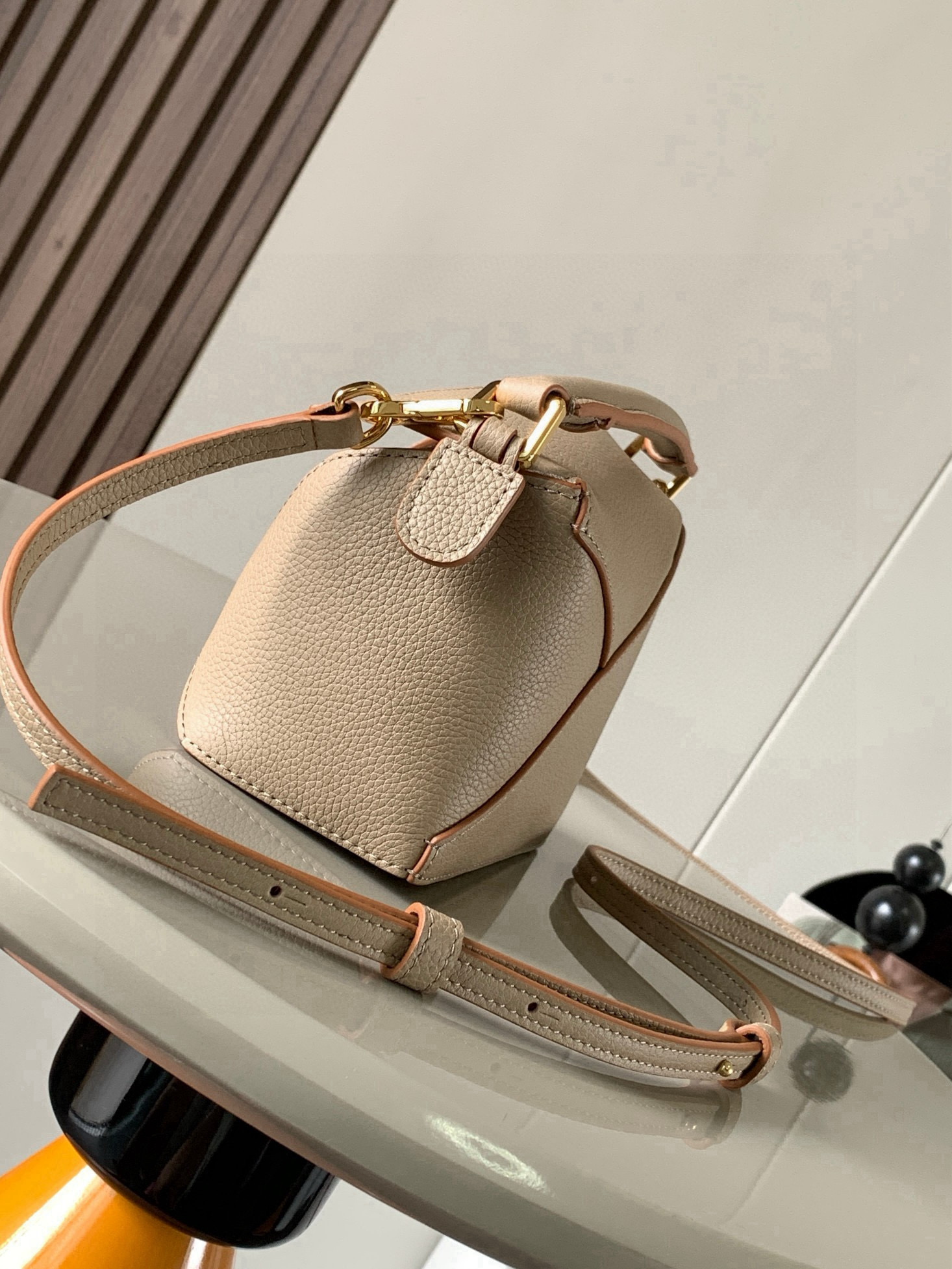 Loewe 新版本几何包迷你18CM Puzzle手袋是创意总监乔纳森．安德森为