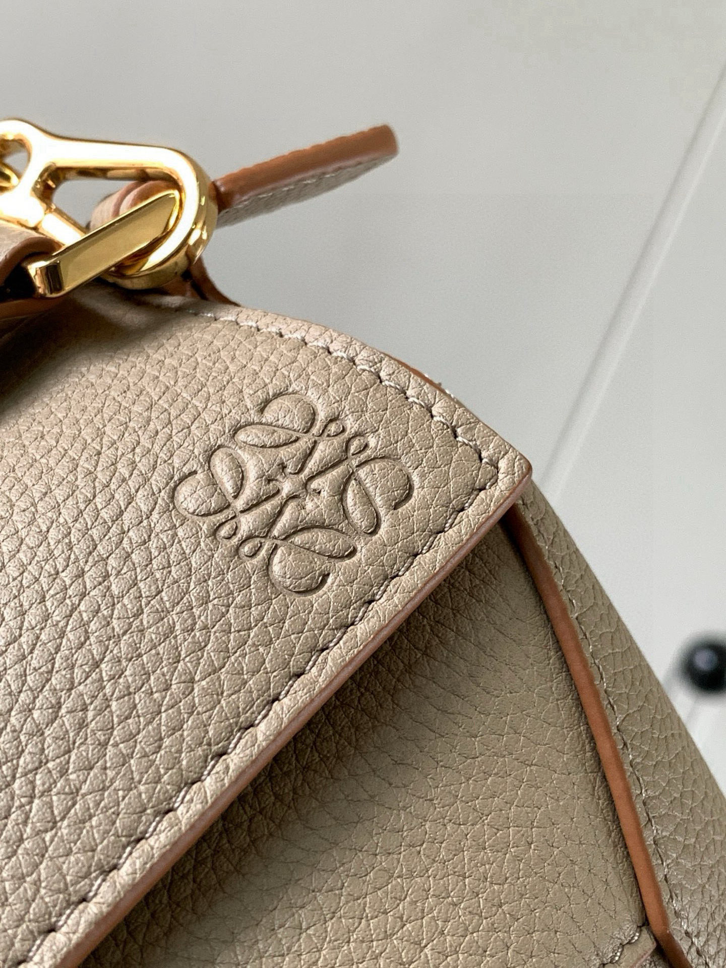 Loewe 新版本几何包迷你18CM Puzzle手袋是创意总监乔纳森．安德森为