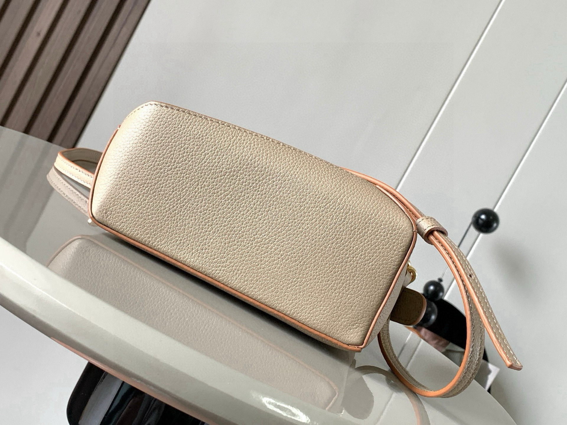 Loewe 新版本几何包迷你18CM Puzzle手袋是创意总监乔纳森．安德森为