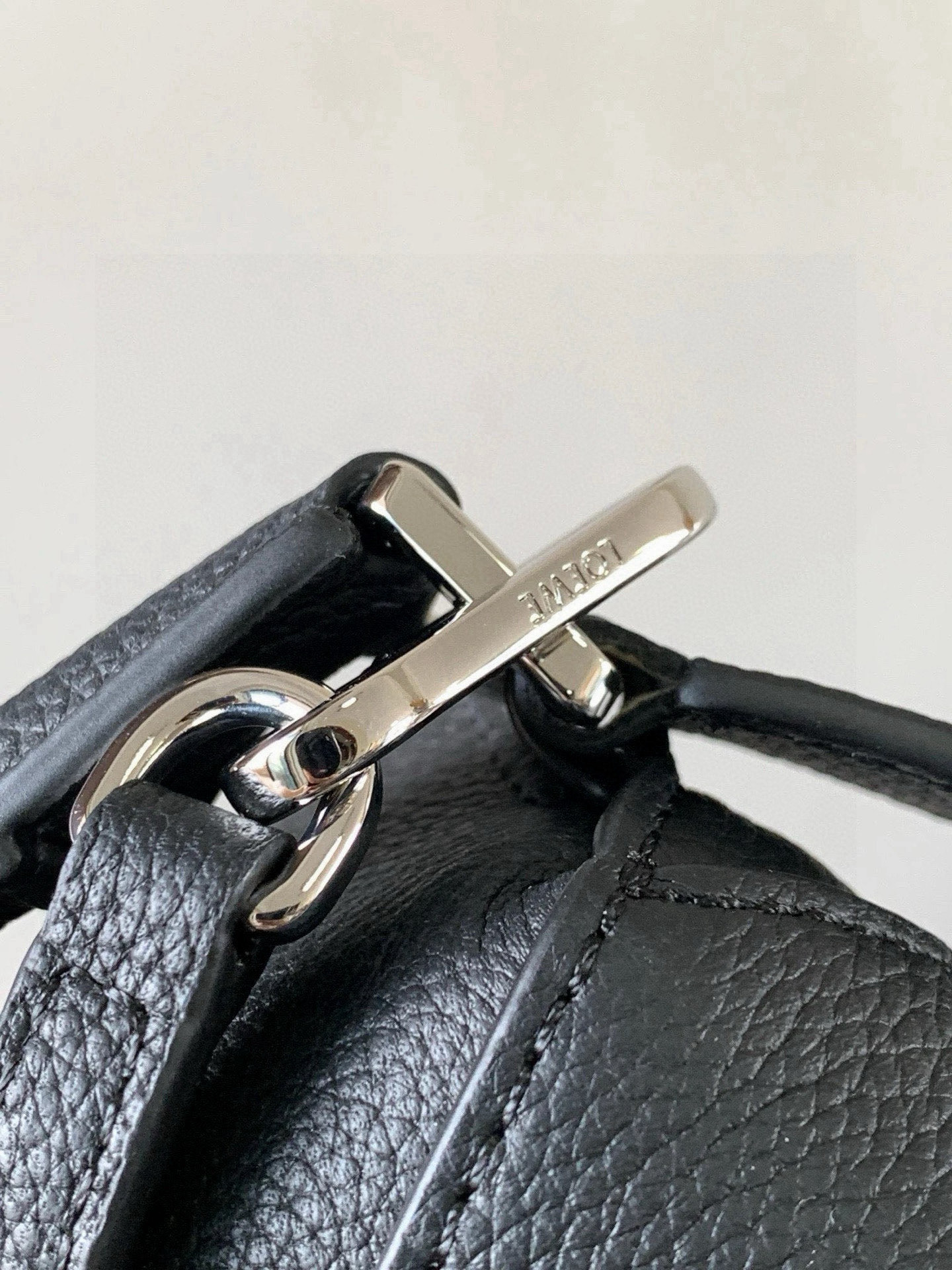 Loewe 新版本几何包迷你18CM Puzzle手袋是创意总监乔纳森．安德森为