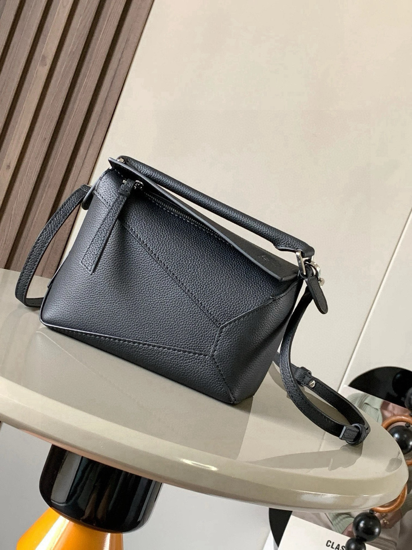 Loewe 新版本几何包迷你18CM Puzzle手袋是创意总监乔纳森．安德森为