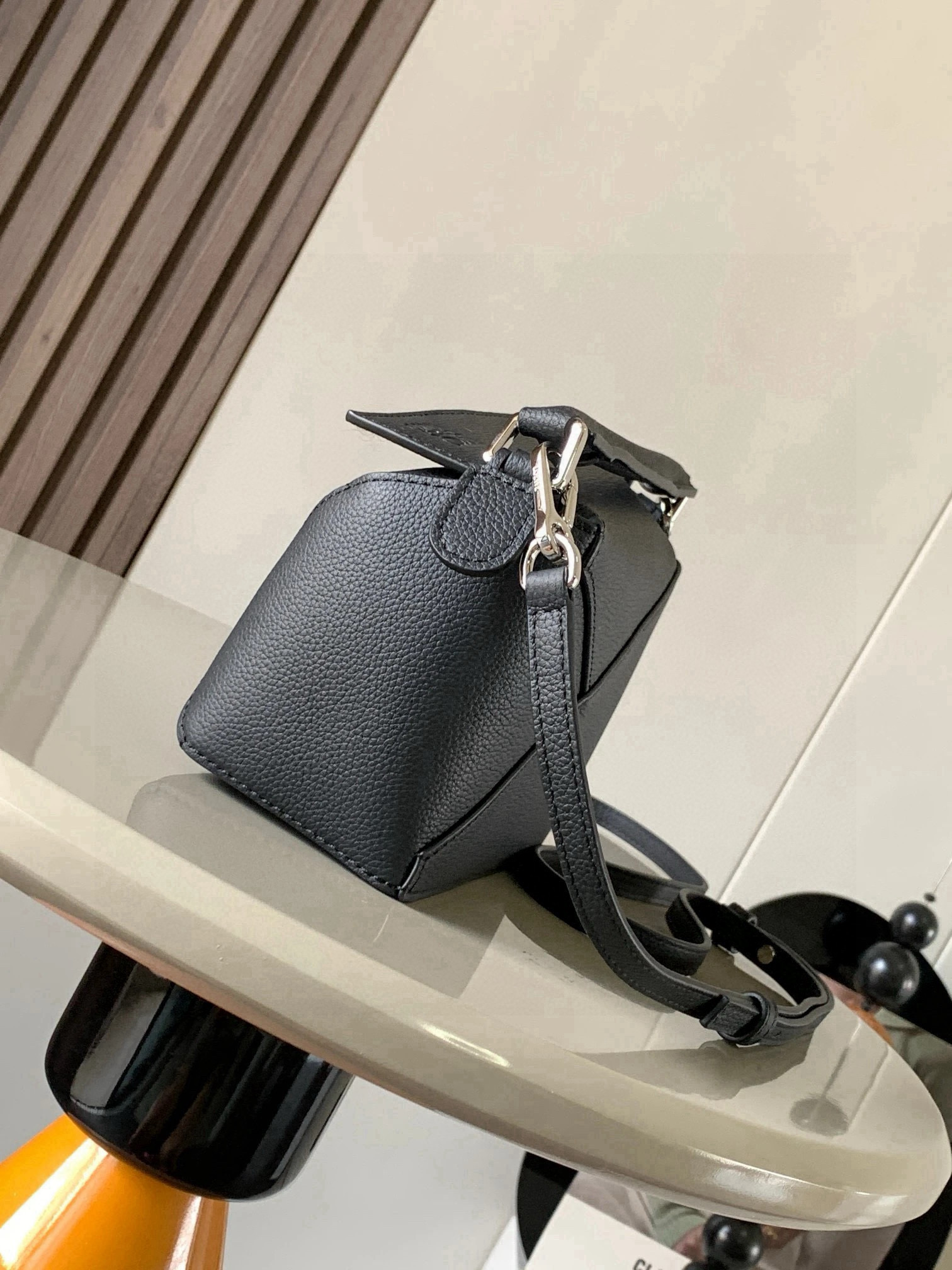 Loewe 新版本几何包迷你18CM Puzzle手袋是创意总监乔纳森．安德森为
