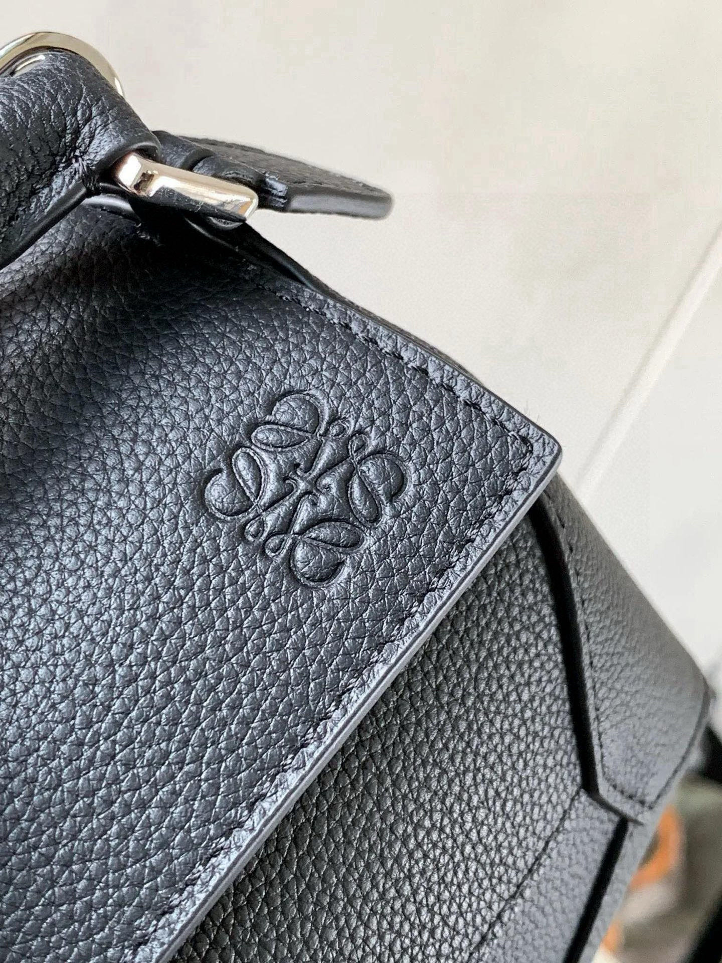 Loewe 新版本几何包迷你18CM Puzzle手袋是创意总监乔纳森．安德森为