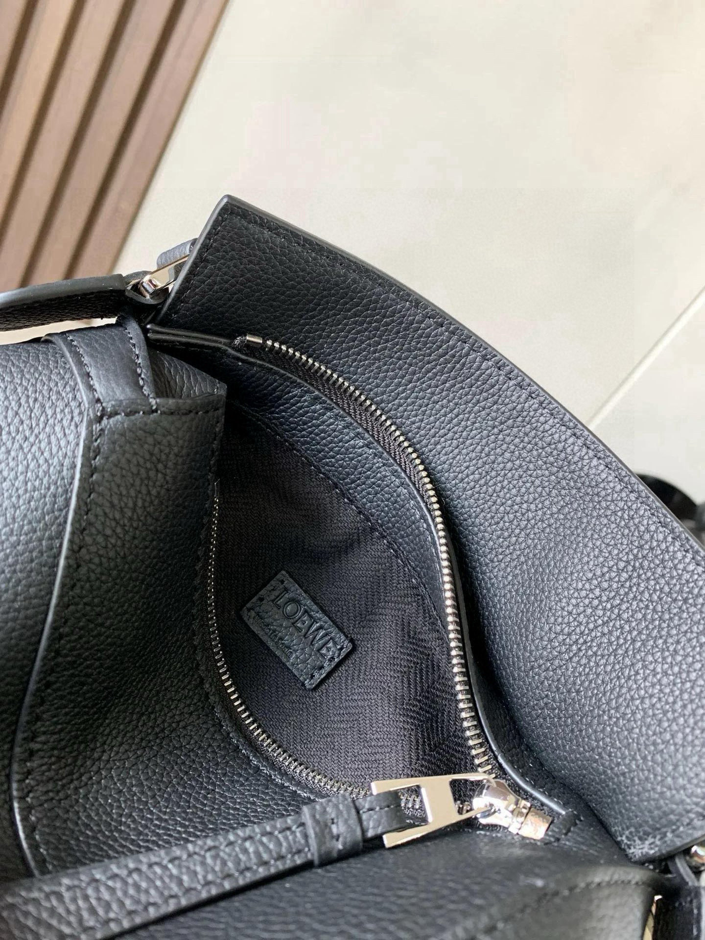 Loewe 新版本几何包迷你18CM Puzzle手袋是创意总监乔纳森．安德森为