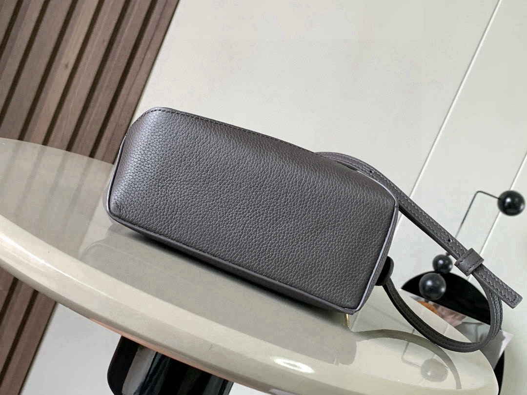 Loewe 新版本几何包迷你18CM Puzzle手袋是创意总监乔纳森．安德森为