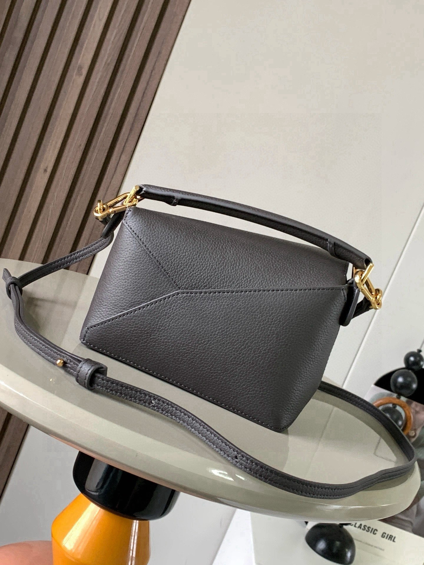 Loewe 新版本几何包迷你18CM Puzzle手袋是创意总监乔纳森．安德森为