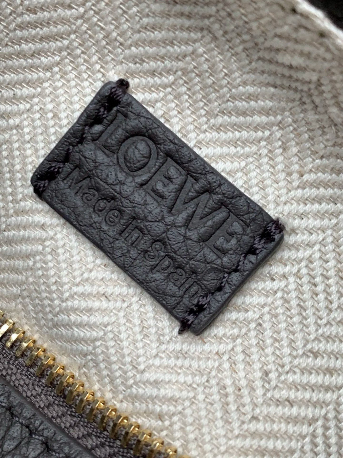 Loewe 新版本几何包迷你18CM Puzzle手袋是创意总监乔纳森．安德森为