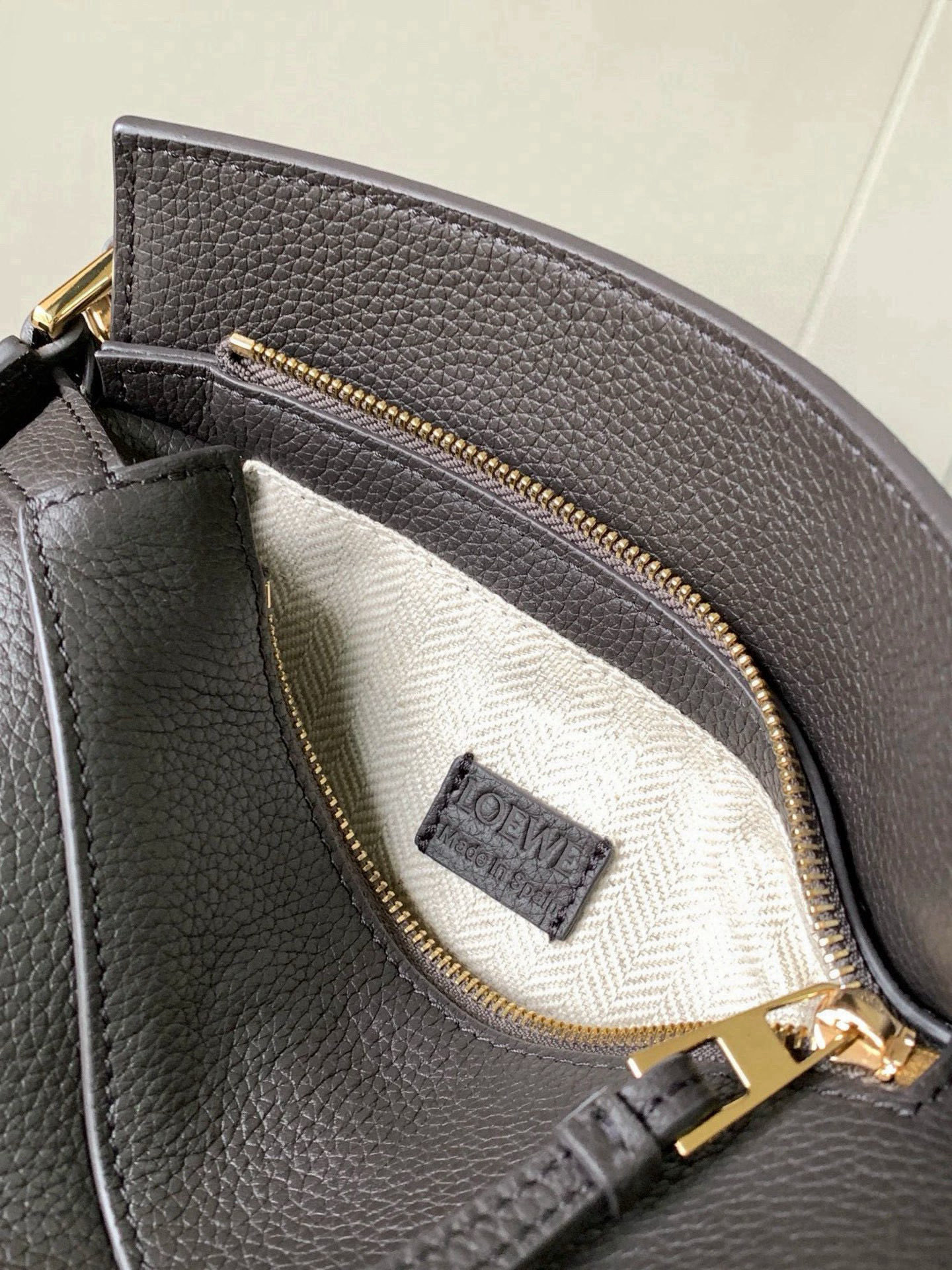 Loewe 新版本几何包迷你18CM Puzzle手袋是创意总监乔纳森．安德森为