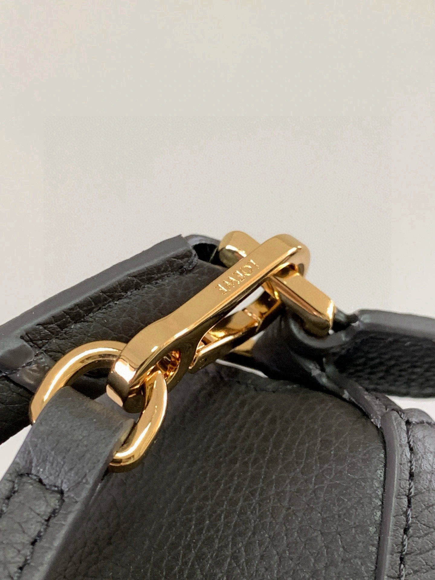 Loewe 新版本几何包迷你18CM Puzzle手袋是创意总监乔纳森．安德森为