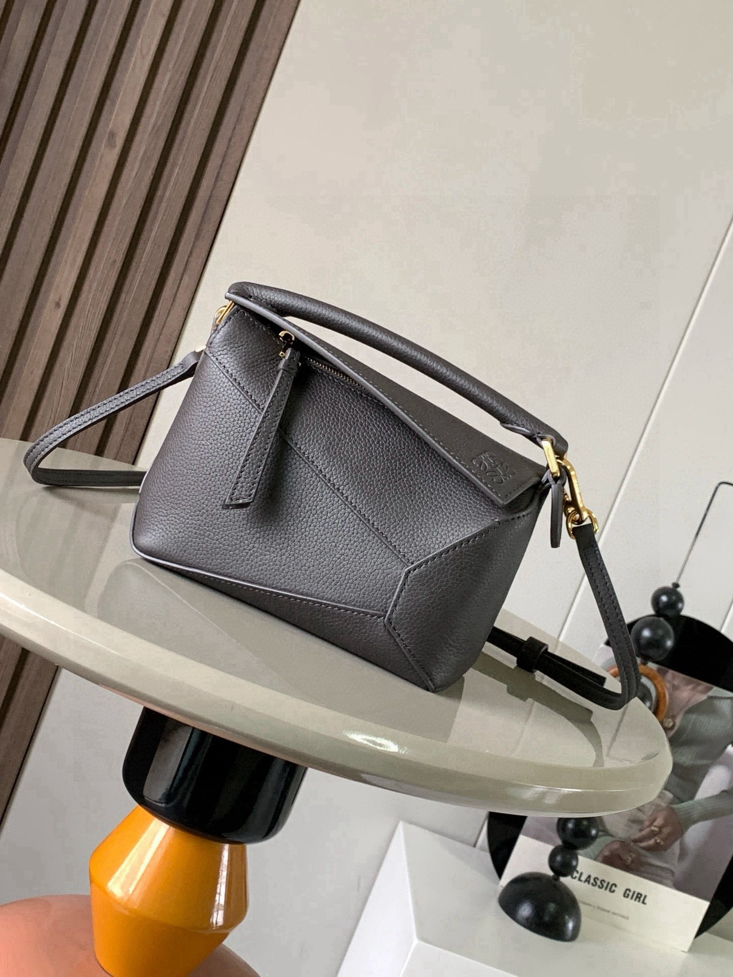Loewe 新版本几何包迷你18CM Puzzle手袋是创意总监乔纳森．安德森为