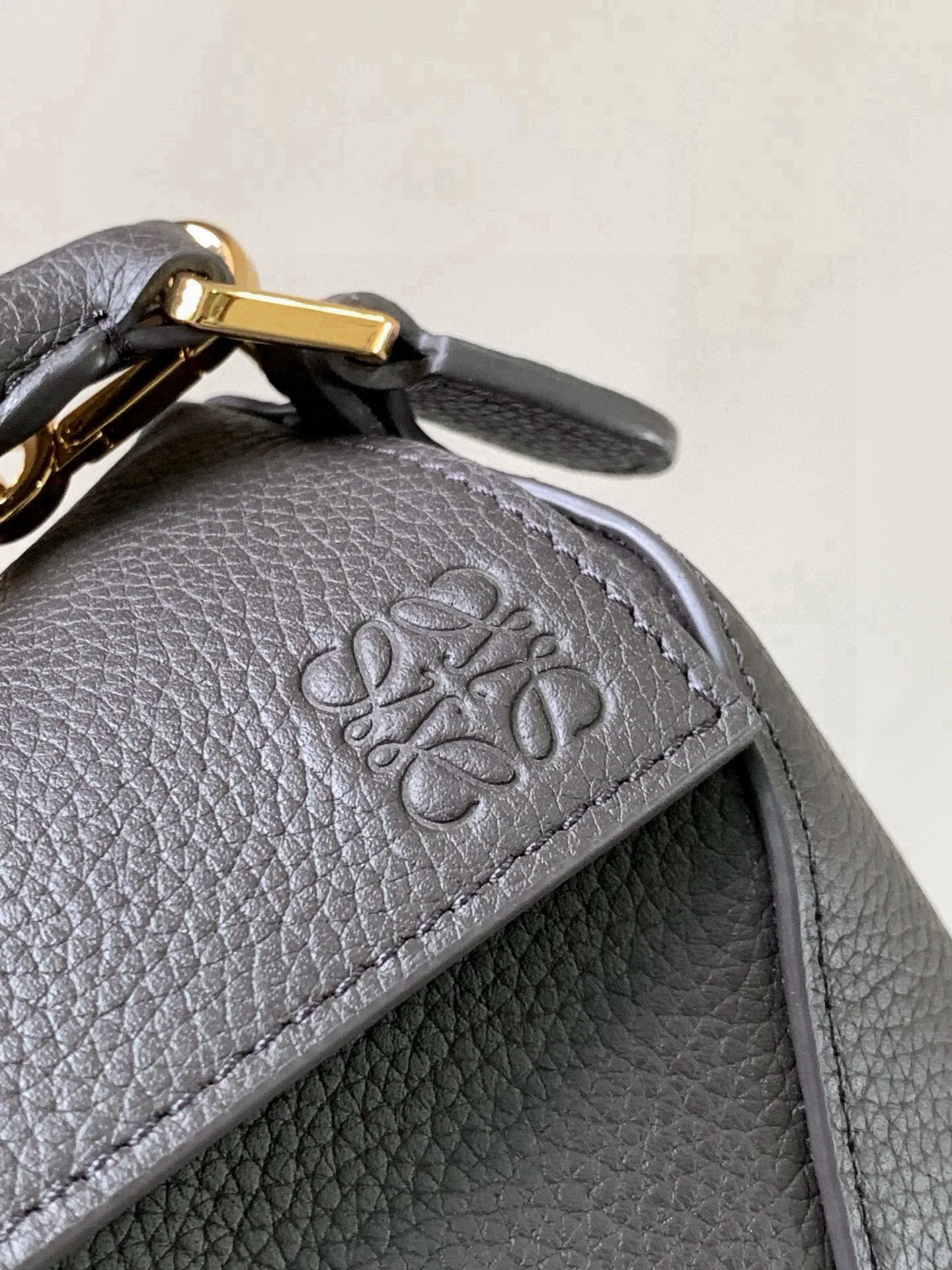 Loewe 新版本几何包迷你18CM Puzzle手袋是创意总监乔纳森．安德森为