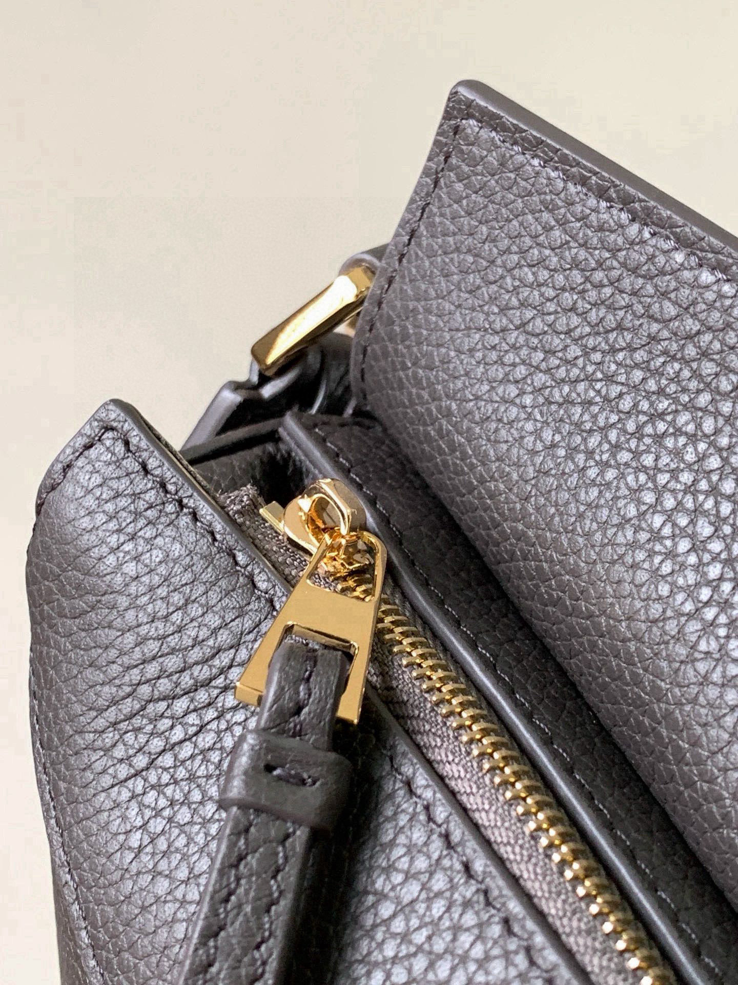 Loewe 新版本几何包迷你18CM Puzzle手袋是创意总监乔纳森．安德森为