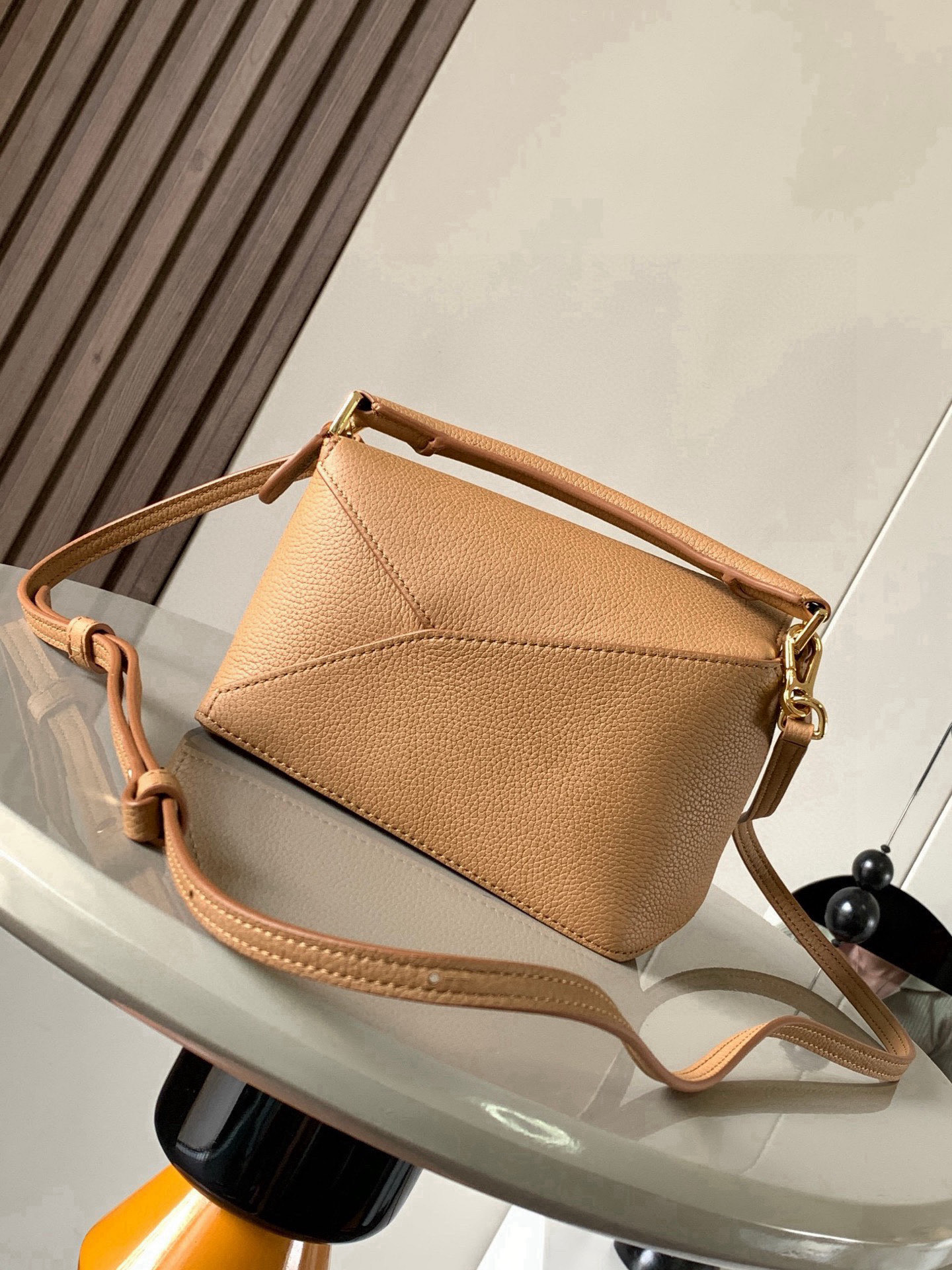 Loewe 新版本几何包迷你18CM Puzzle手袋是创意总监乔纳森．安德森为