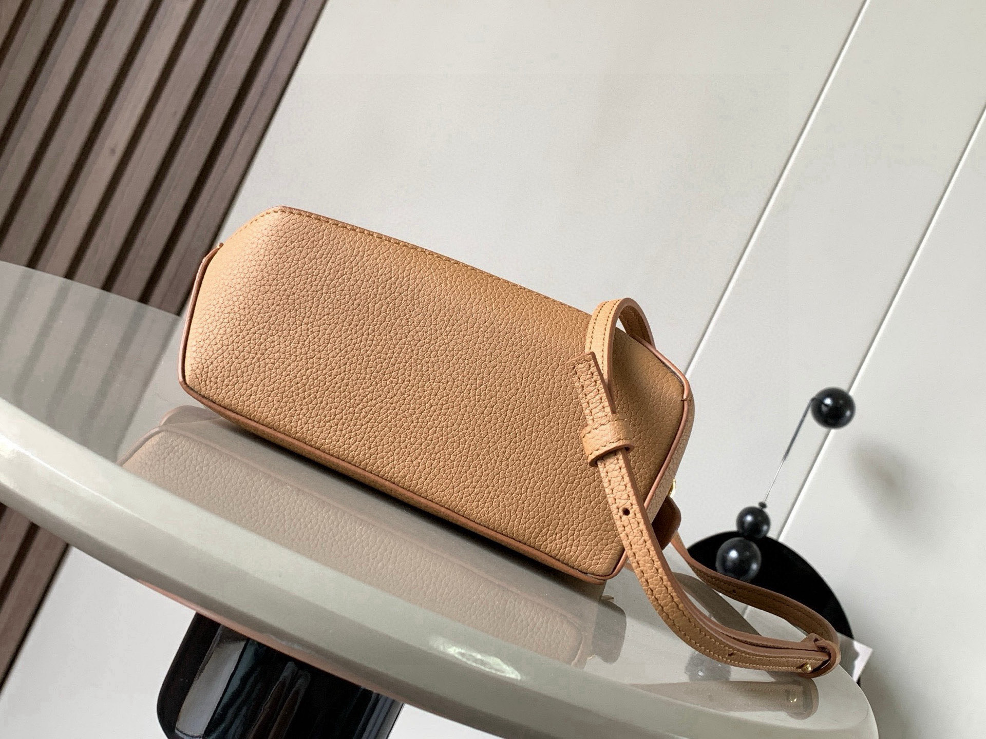 Loewe 新版本几何包迷你18CM Puzzle手袋是创意总监乔纳森．安德森为