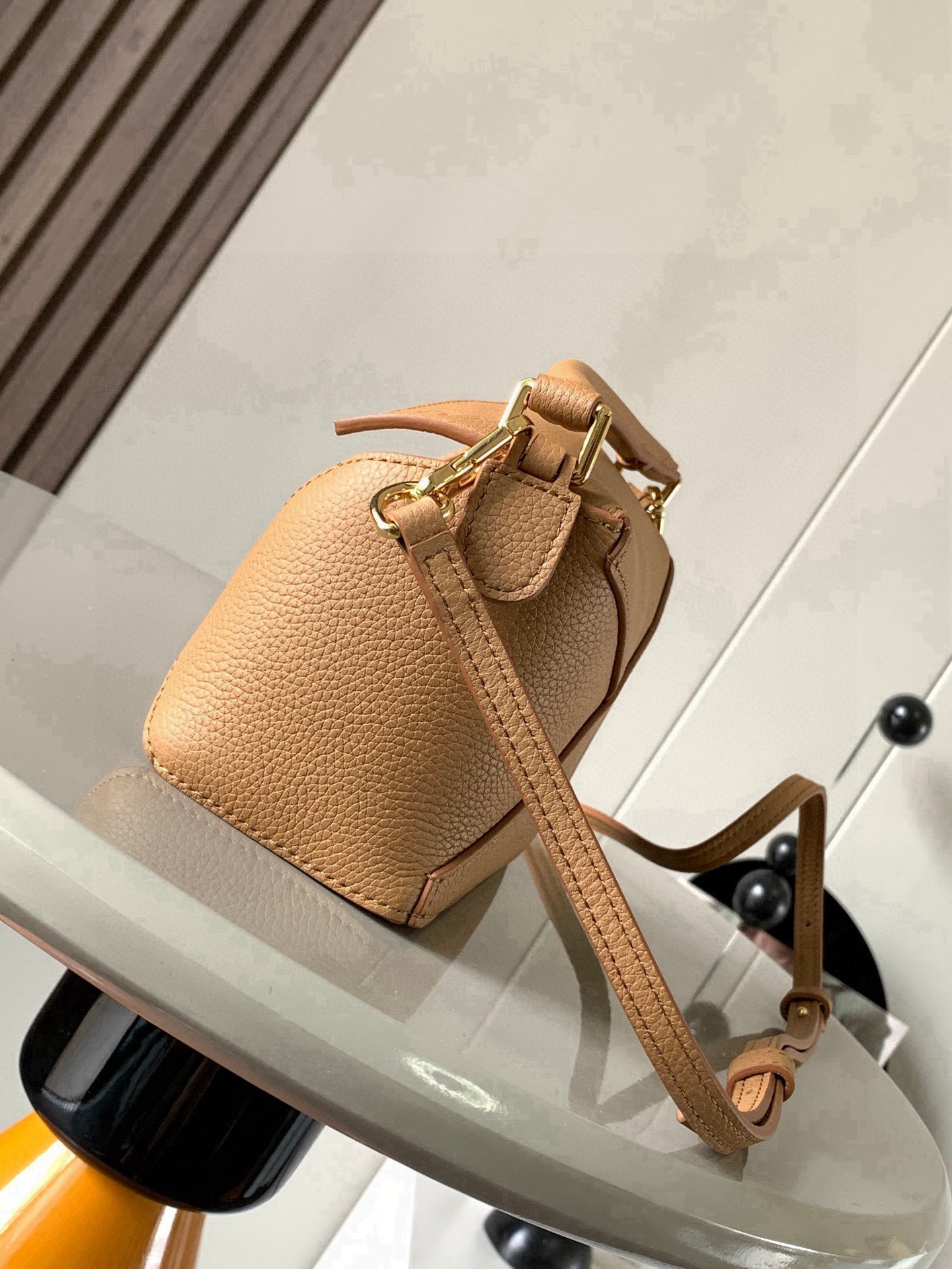 Loewe 新版本几何包迷你18CM Puzzle手袋是创意总监乔纳森．安德森为