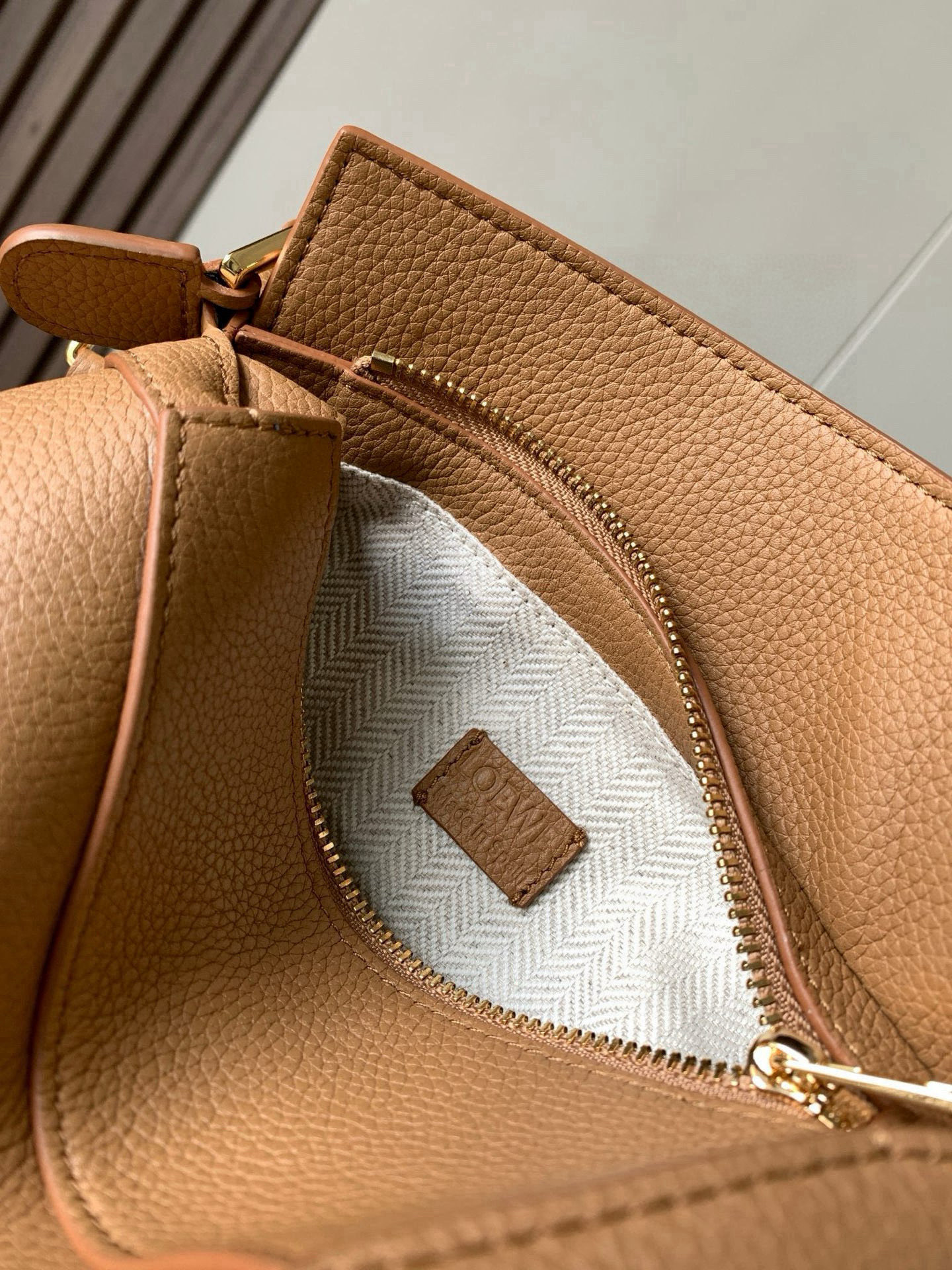 Loewe 新版本几何包迷你18CM Puzzle手袋是创意总监乔纳森．安德森为